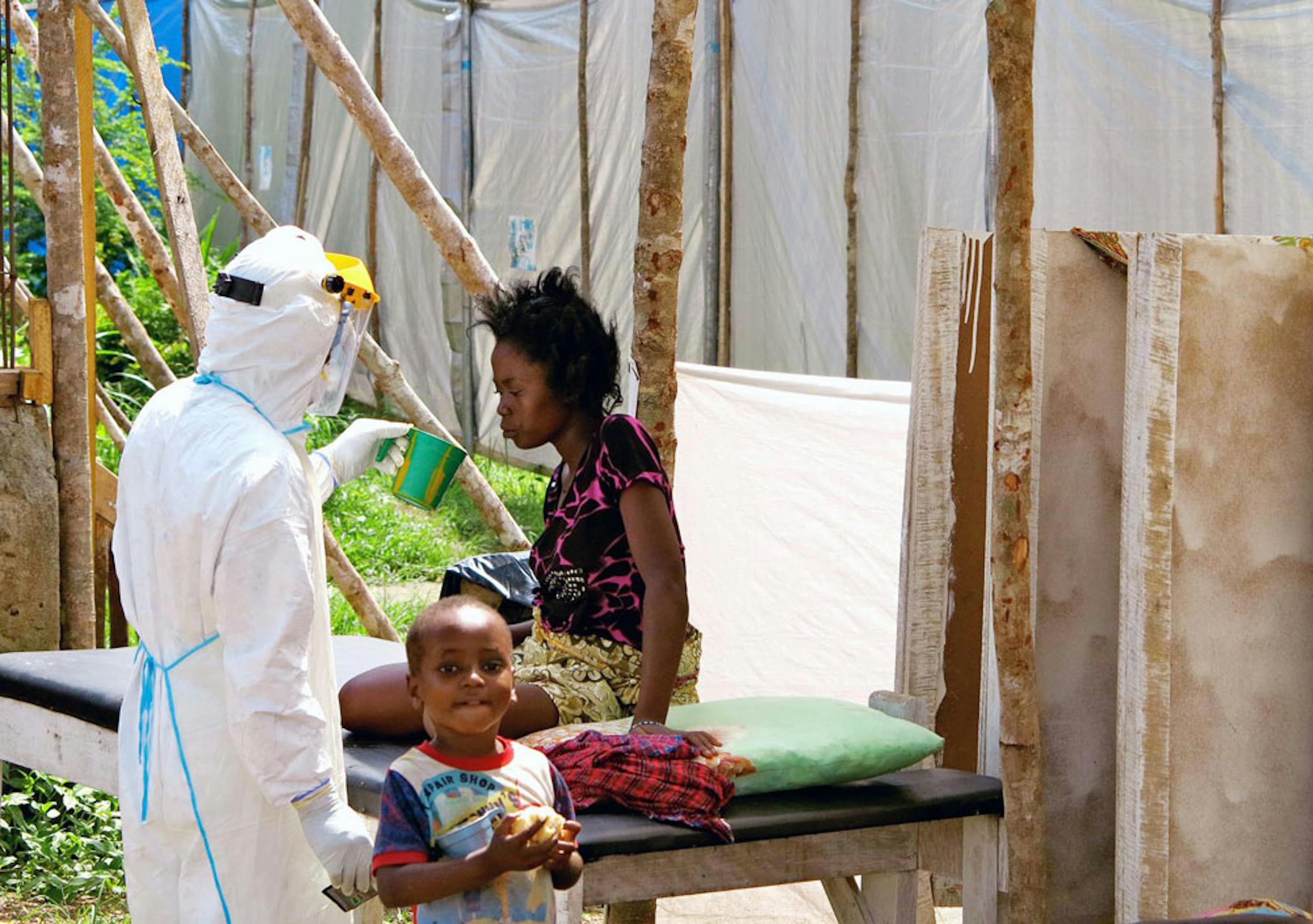 Un operatore sanitario disseta una donna affetta dal virus Ebola nell'ospedale di Kenema (Sierra Leone) - ©UNICEF/NYHQ2014-1064/Dunlop