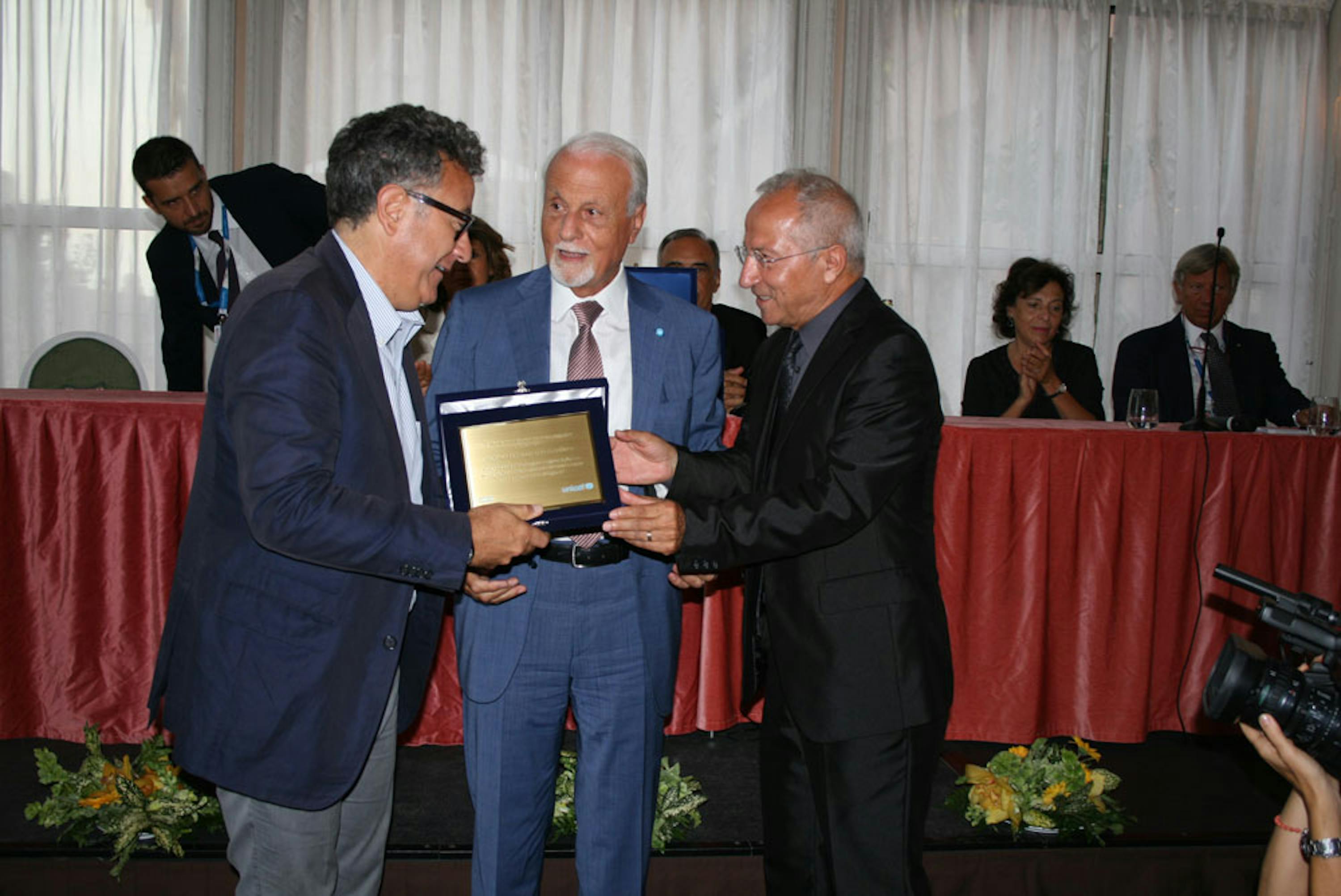 Il presidente dell'UNICEF Italia Giacomo Guerrera e il vicepresidente Agis Domenico Dinoia consegnano il premio a Paolo Del Brocco, AD di Rai Cinema, produttore di 