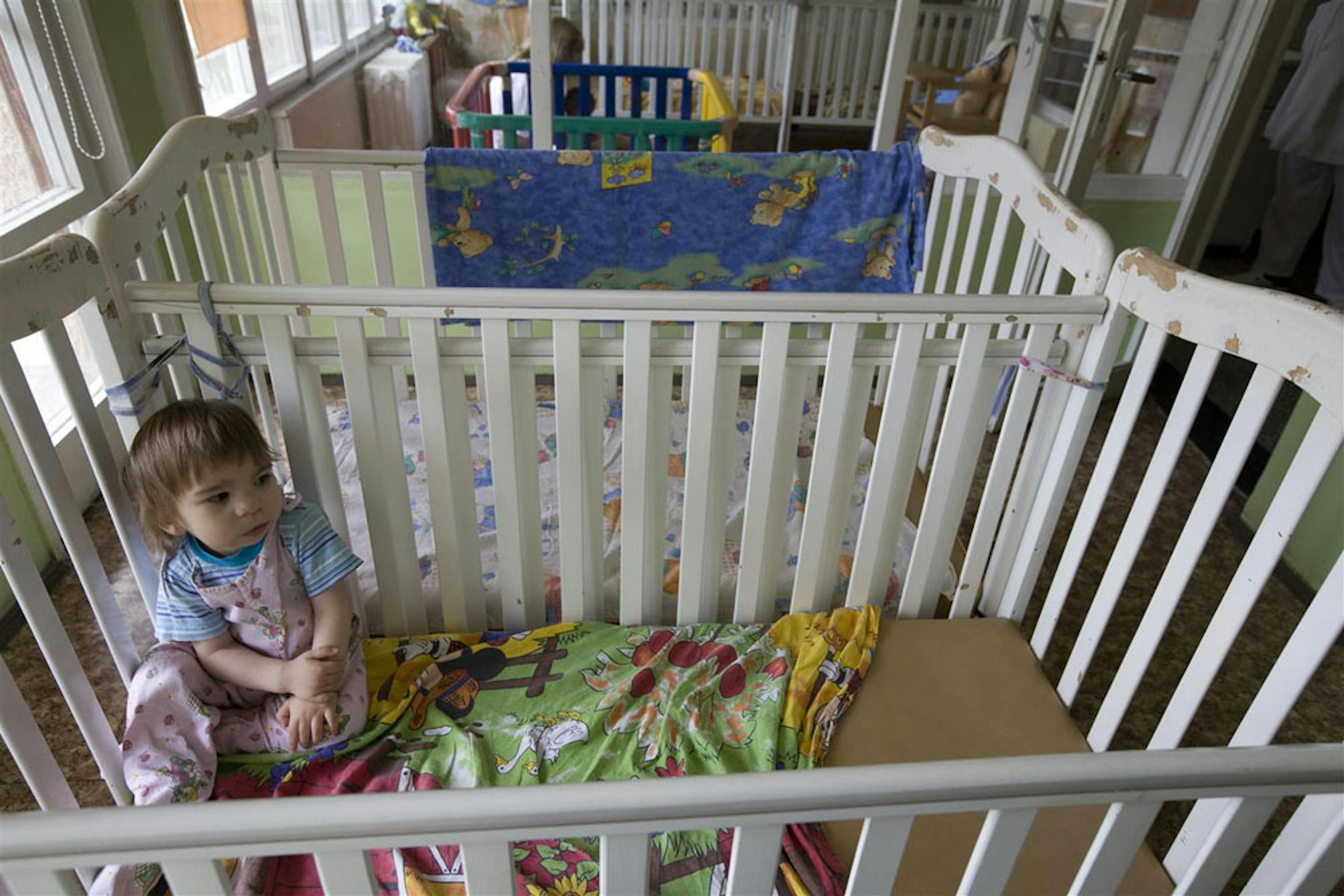 Una bambina dell'istituto per infanzia abbandonata di Shumen (Bulgaria): negli ultimi 14 anni la Bulgaria ha ridotto enormemente il numero di minori in istituto, favorendo gli affidi familiari - ©UNICEF/NYHQ2011-1047/Holt