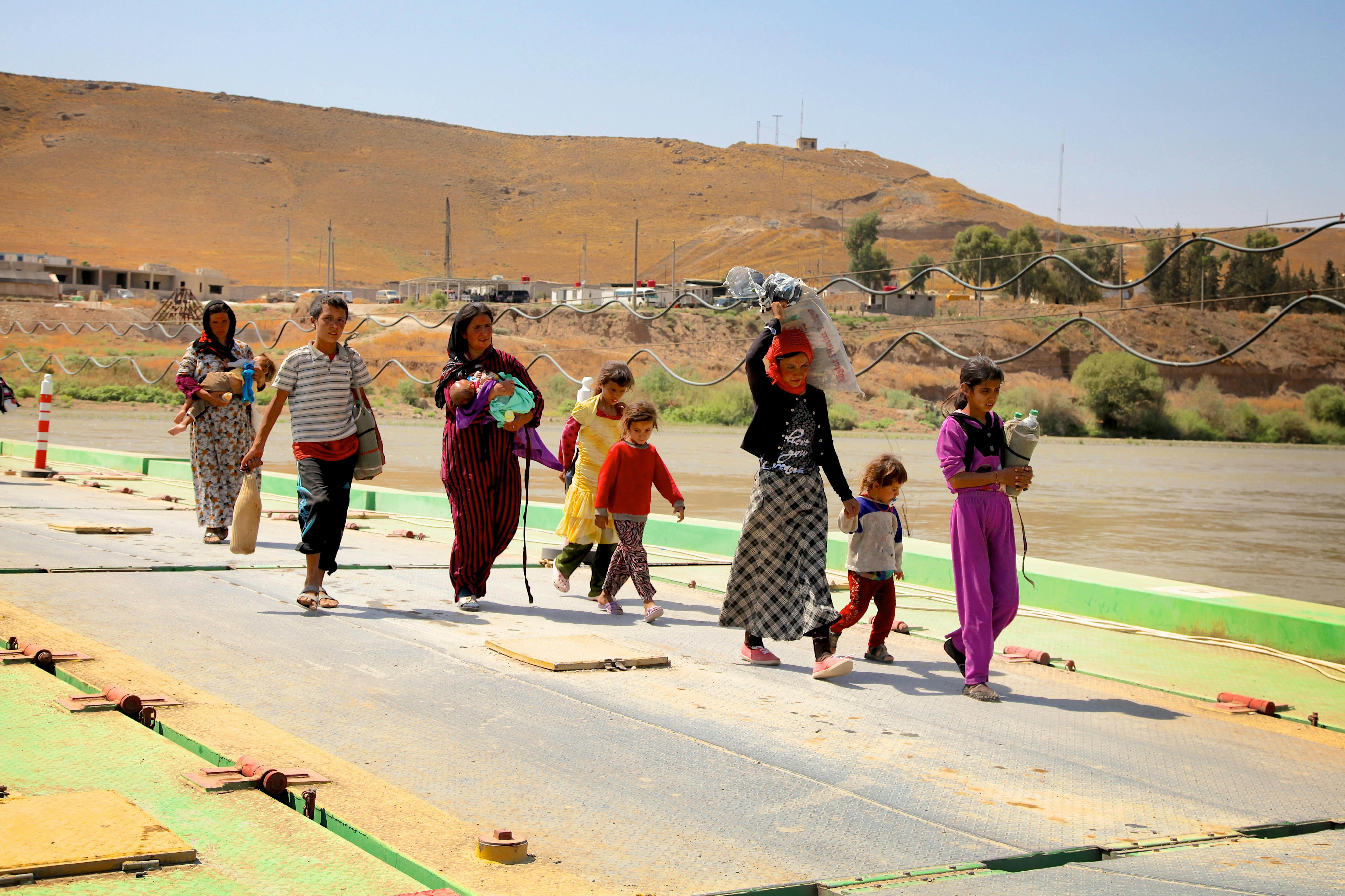 Bambini e donne yazidi fuggiti da Sinjar Mountain rientrano in Iraq dalla Siria, in un valico di frontiera a Peshkhabour, Governatorato di  Dohuk . ©UNICEF/NYHQ2014-1246/Khuzaie