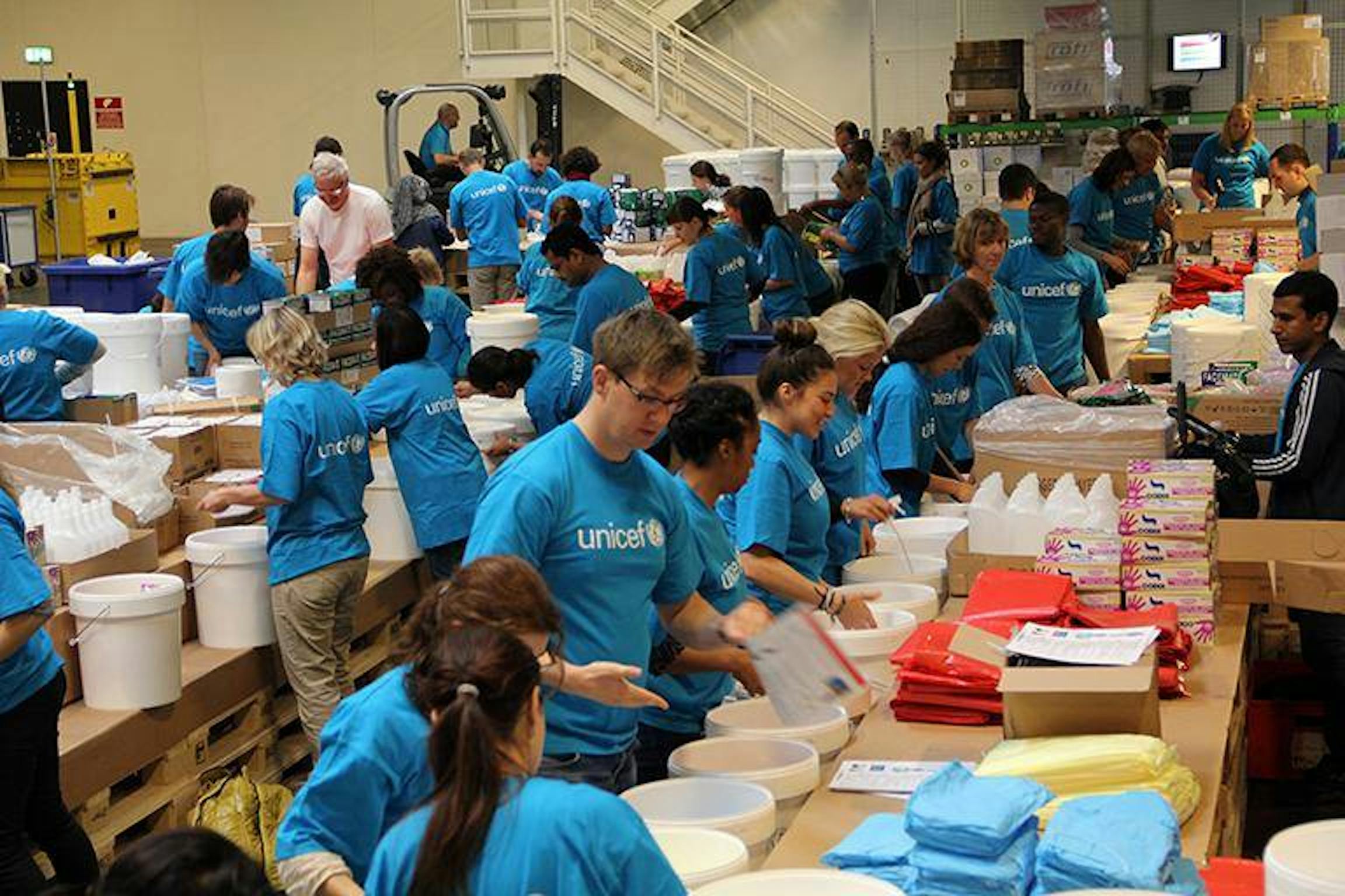 Staff e volontari della UNICEF Supply Division a Copenaghen preparano i 100.000 kit di protezione dal virus Ebola per uso domestico da inviare in Africa: i primi 9.000 kit sono atterrati in Liberia - ©UNICEF/2014