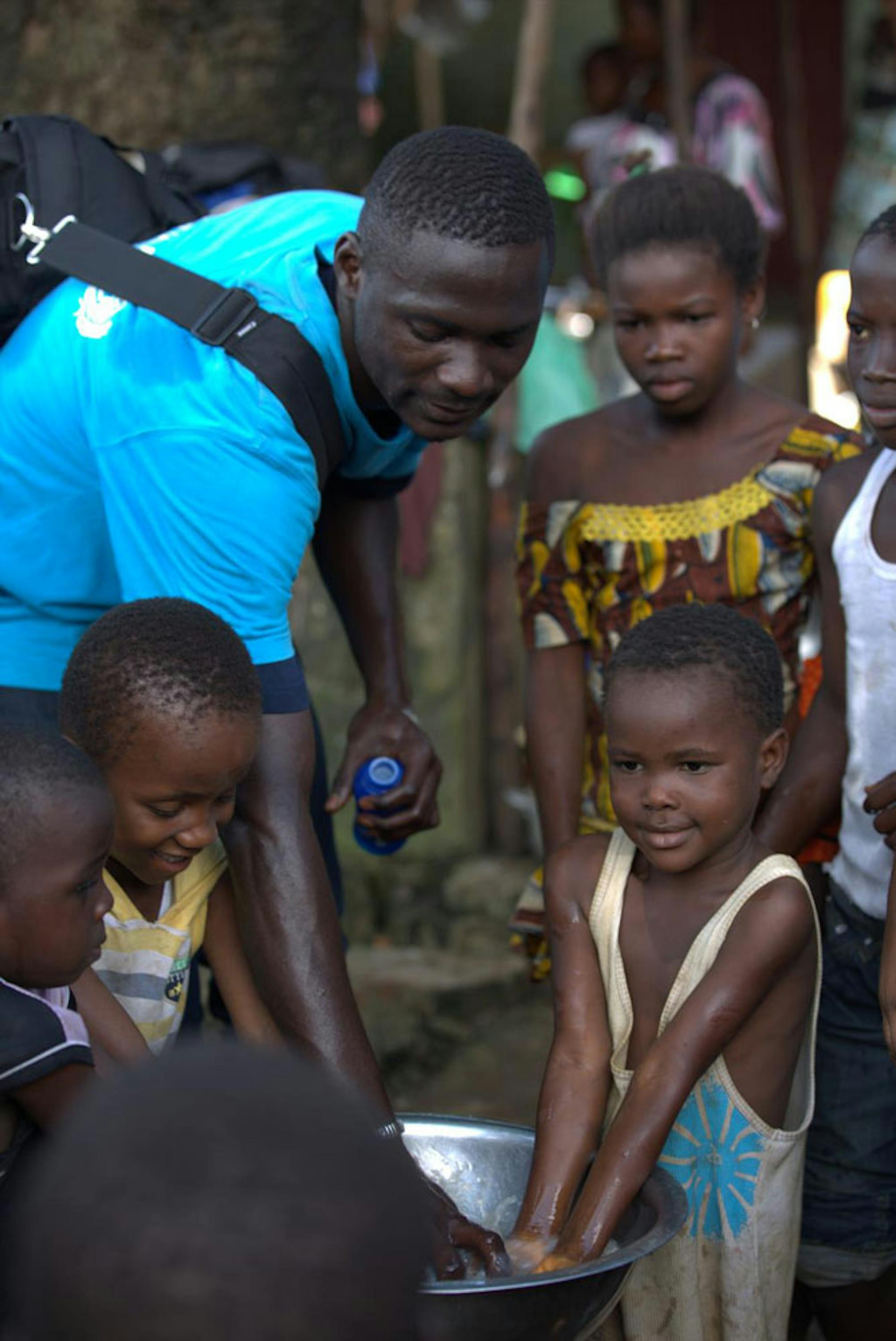 Un volontario guida un'attività di sensibilizzazione sull'igiene delle mani nell'ambito della campagna per la prevenzione di Ebola in Guinea, uno dei 3 Stati maggiormente colpiti dall'epidemia - ©UNICEF/NYHQ2014-1521/LaRose