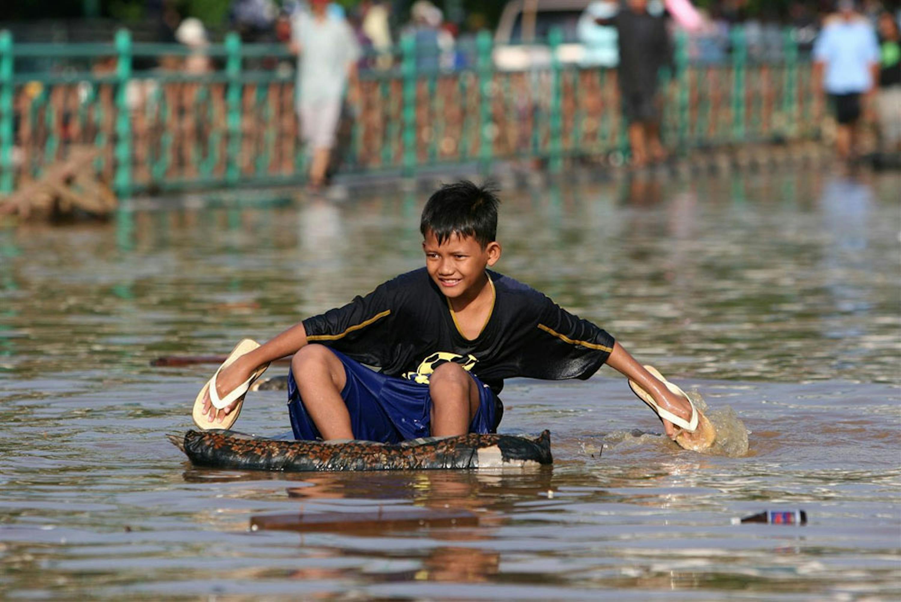 Una strada di Giacarta (Indonesia) durante una recente inondazione - ©UNICEF/NYHQ2007-0083/Estey