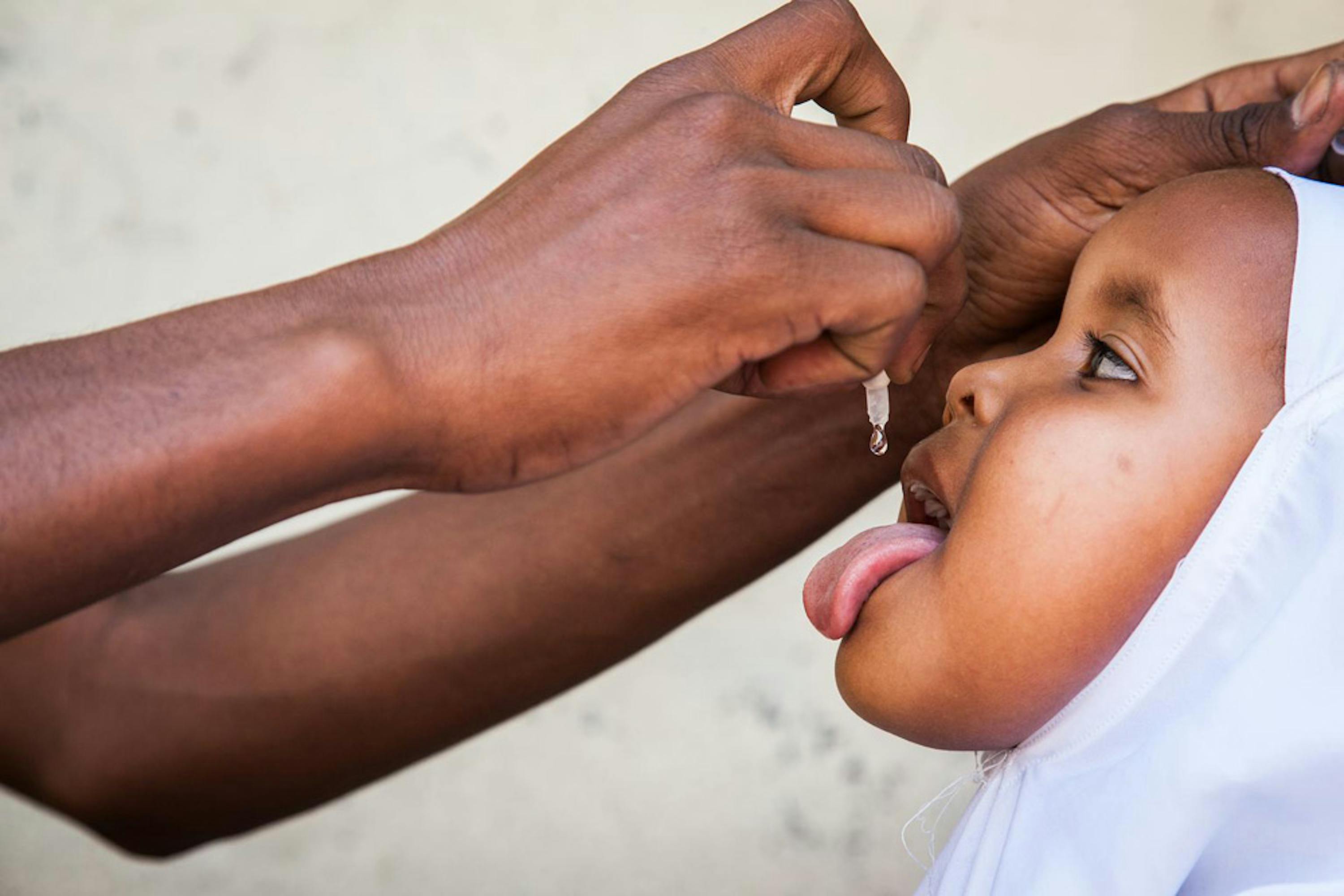 Una bambina riceve una dose di vaccino orale antipolio (OPV) in una scuola elementare di Hargeisa, in Somalia, nel corso della campagna di immunizzazione lanciata per arginare il focolaio infettivo dell'estate 2013 - ©UNICEF/NYHQ2013-1317/Adriane Ohanesian