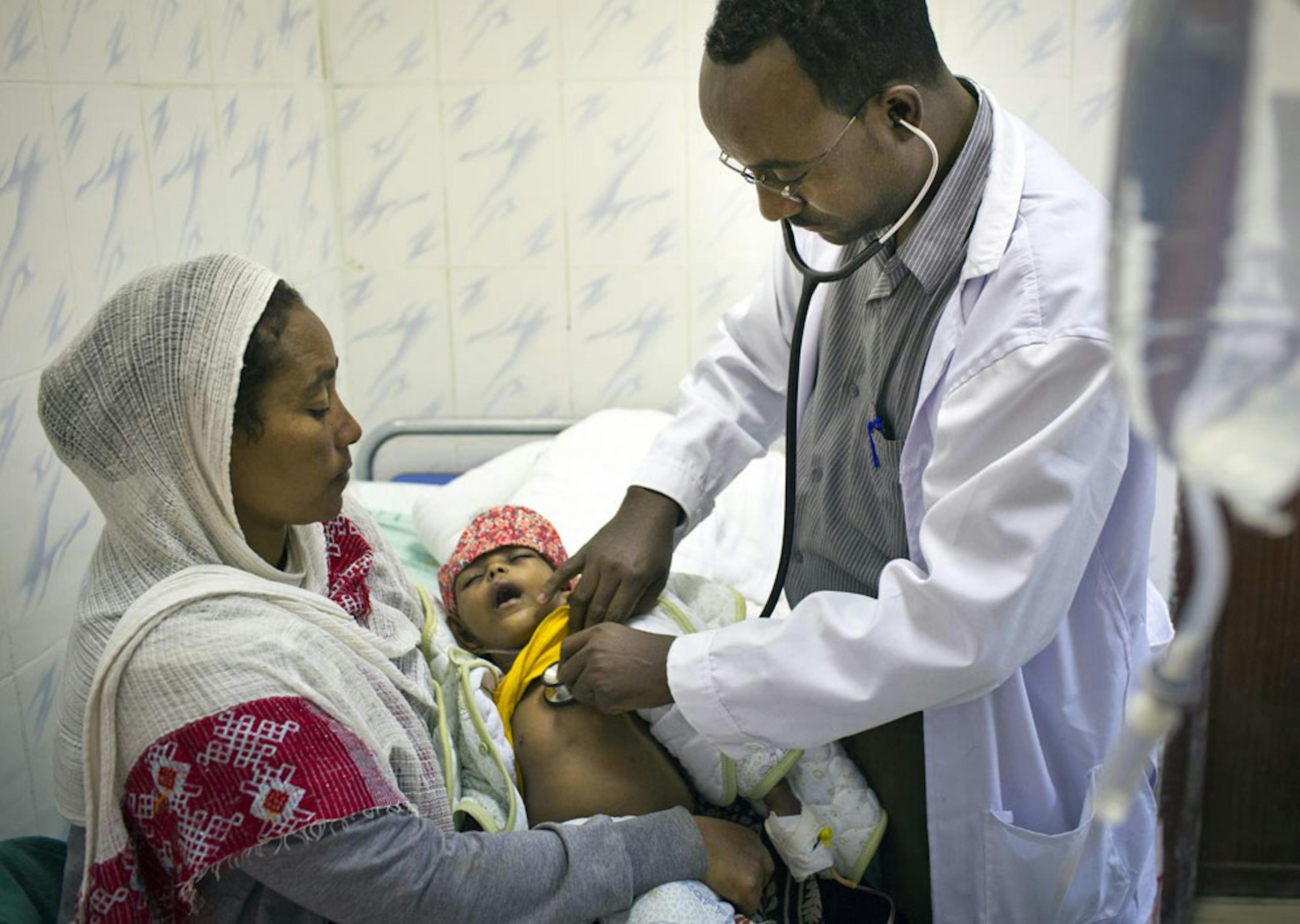 Eldana, 7 mesi, è ammalata di polmonite ma riceve cure tempestive nell'ospedale di Korem, Etiopia, costruito anche con fondi dell'UNICEF. Korem era stato l'epicentro della terribile carestia del 1984 - ©UNICEF Etiopia/ 2013-00540/Ose