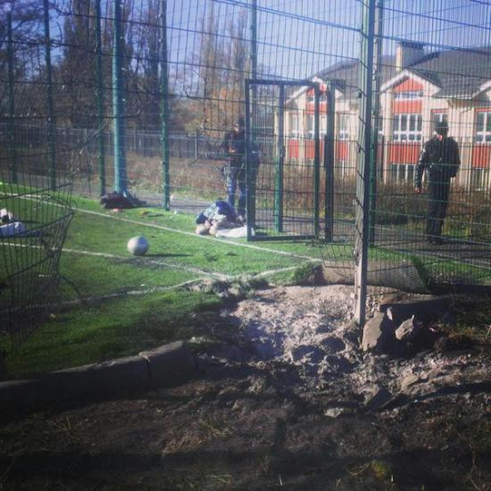 Il campo sportivo di fronte alla Scuola n. 63 di Donetsk, colpito da un proiettile di artiglieria 