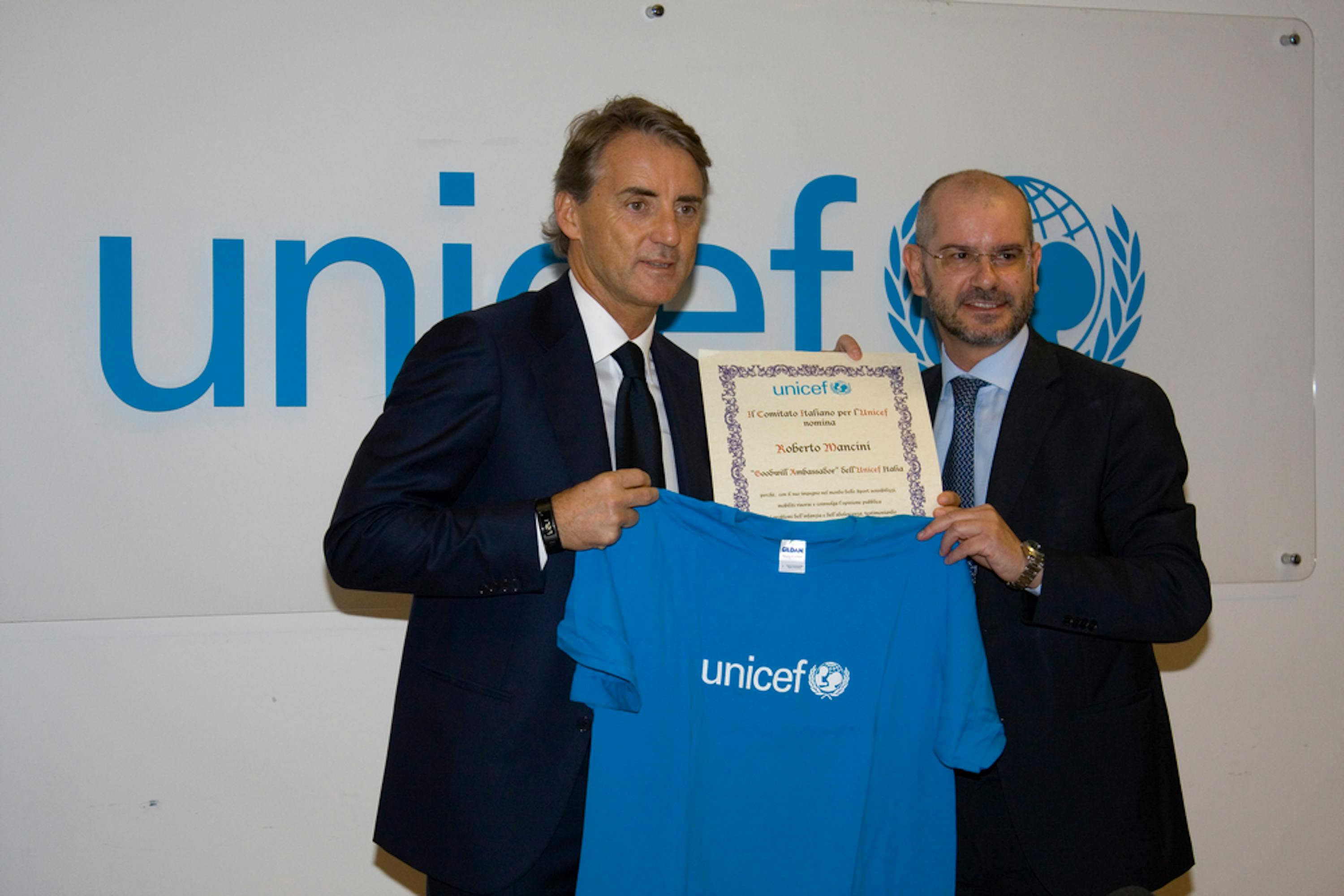 Roberto Mancini riceve la pergamena di nomina ad Ambasciatore dal Direttore generale dell'UNICEF Italia, Davide Usai - ©UNICEF Italia/2014/Alessandro Longobardi