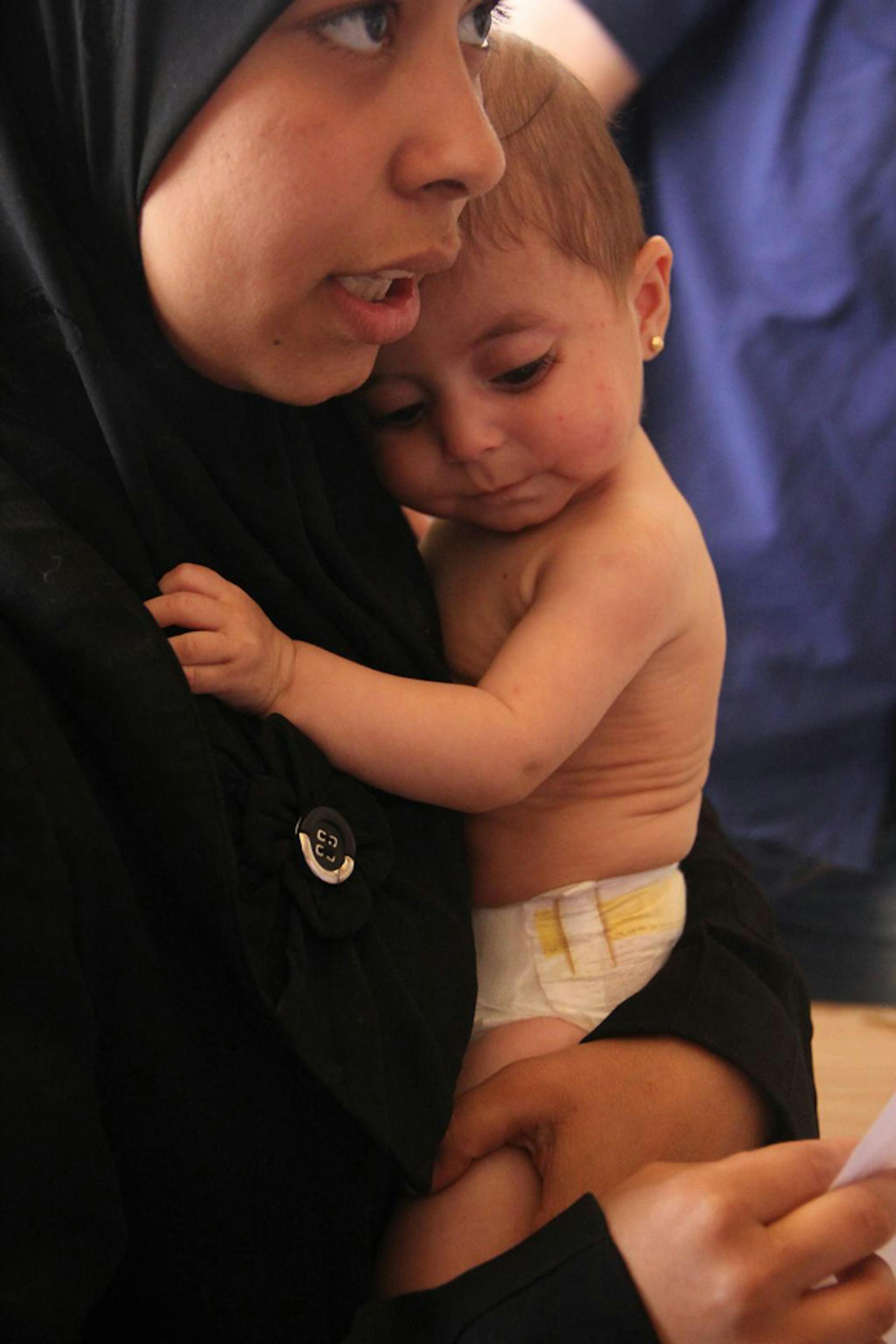 Una mamma con la sua bambina, affetta da malnutrizione, sotto terapia in un centro nutrizionale di Aleppo, finanziato dall'UNICEF - ©UNICEF/NYHQ2014-3066/Rashidi