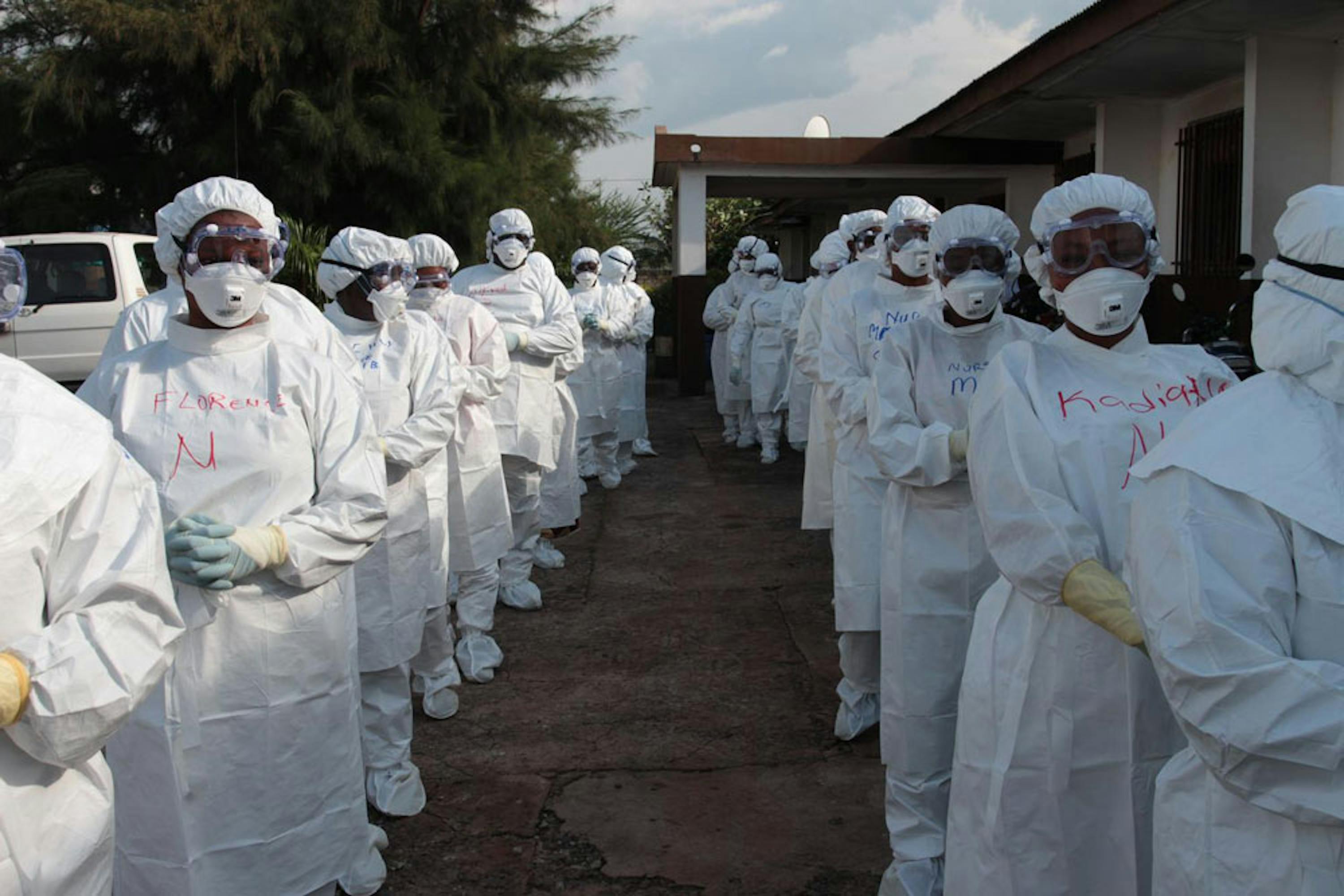 Infermieri con indosso le protezioni fornite dall'UNICEF per tutti gli operatori sanitari a contatto con i malati di Ebola. Foto scattata a Makeni (Sierra Leone), novembre 2014 -  ©UNICEF/NYHQ2014-3004/James