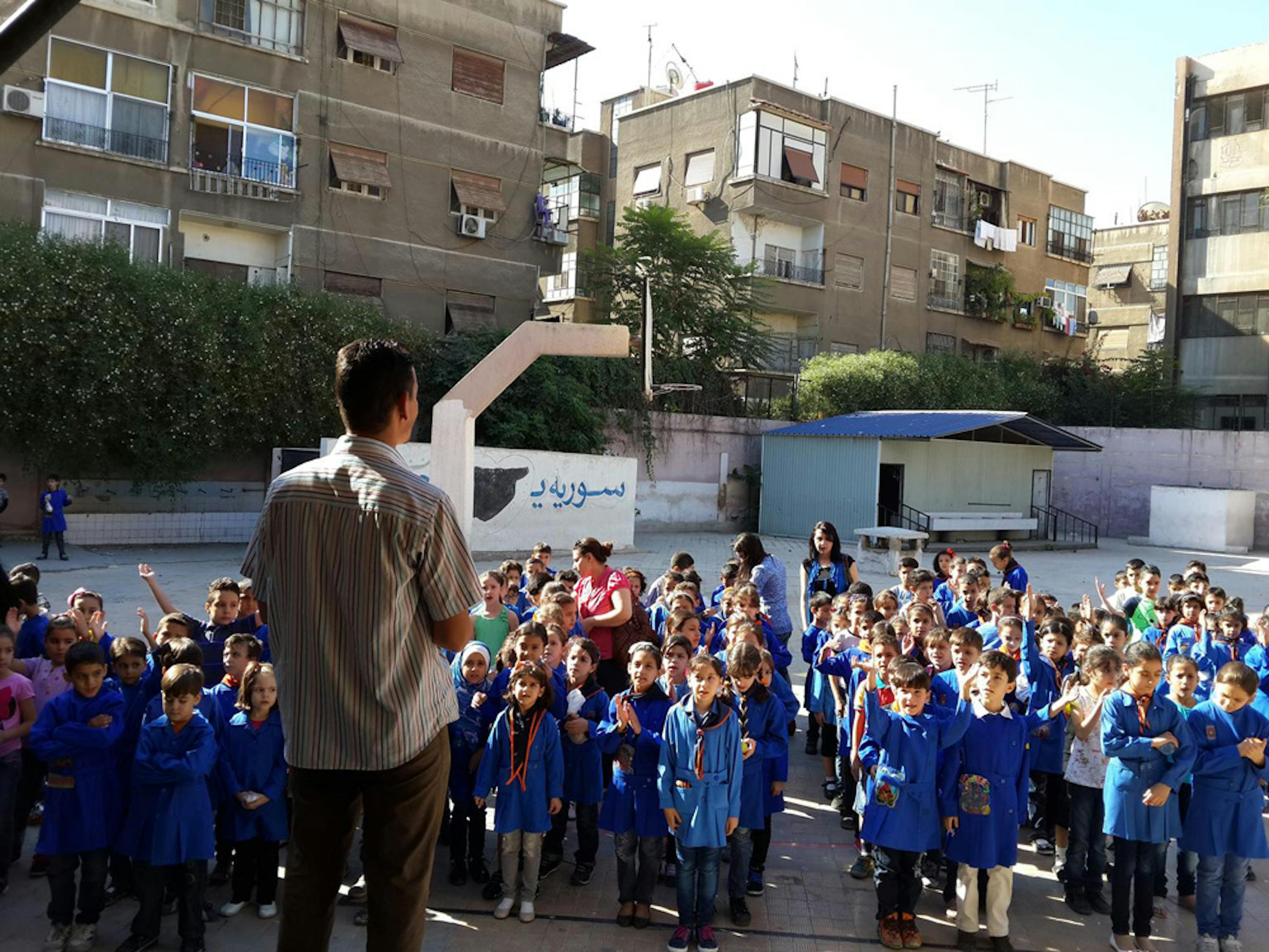 Non tutti i bambini siriani hanno la fortuna di frequentare regolarmente la scuola, come questi bambini di Damasco al loro primo giorno di lezione, lo scorso 16 settembre - ©UNICEF/NYHQ2014-1740/Kuman Tiku