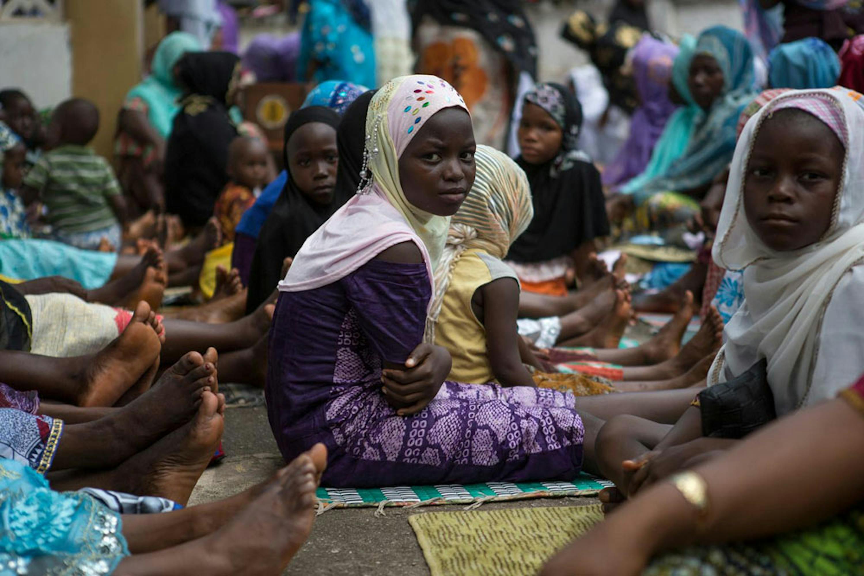 Donne e bambini in una moschea di Kenema, in Sierra Leone. L'intero distretto è stato messo in quarantena per via dell'epidemia di Ebola - ©UNICEF/NYHQ2014-1849/Bindra