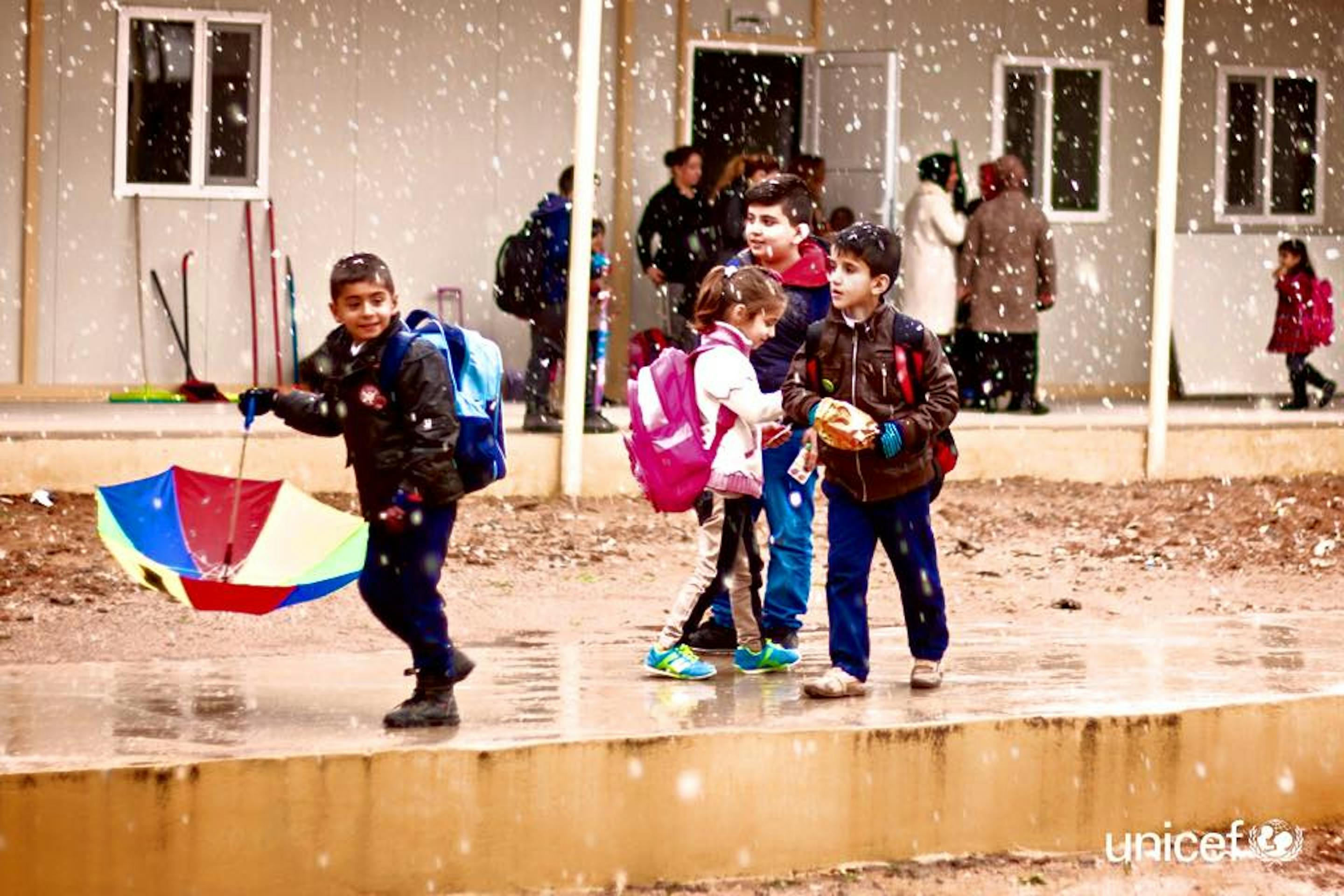  Una scuola prefabbricata installata dall'UNICEF a Duhok, nel Kurdistan iracheno. L'edificio dà l'opportunità di studiare a 263 bambini sfollati, fra cui alcuni bambini Yazidi, fuggiti dalle persecuzioni dell'ISIS nella regione di Shingal - ©UNICEF Iraq