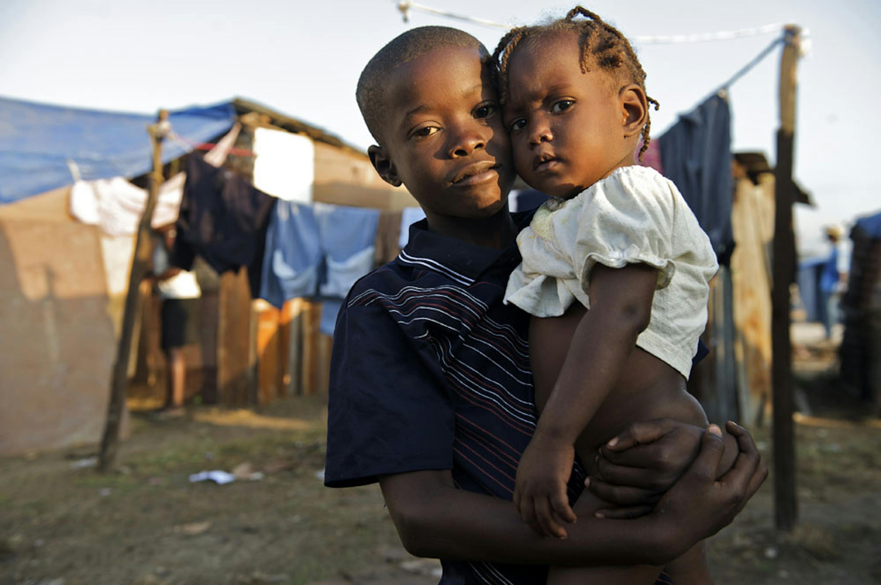 Due bambini nell'accampamento improvvisato nei pressi dell'aeroporto di Port-au-Prince, capitale di Haiti. Soltanto in questa tendopoli, nei mesi successivi al terremoto, hanno vissuto ben 25.000 senzatetto - ©UNICEF/NYHQ2010-0260/Noorani