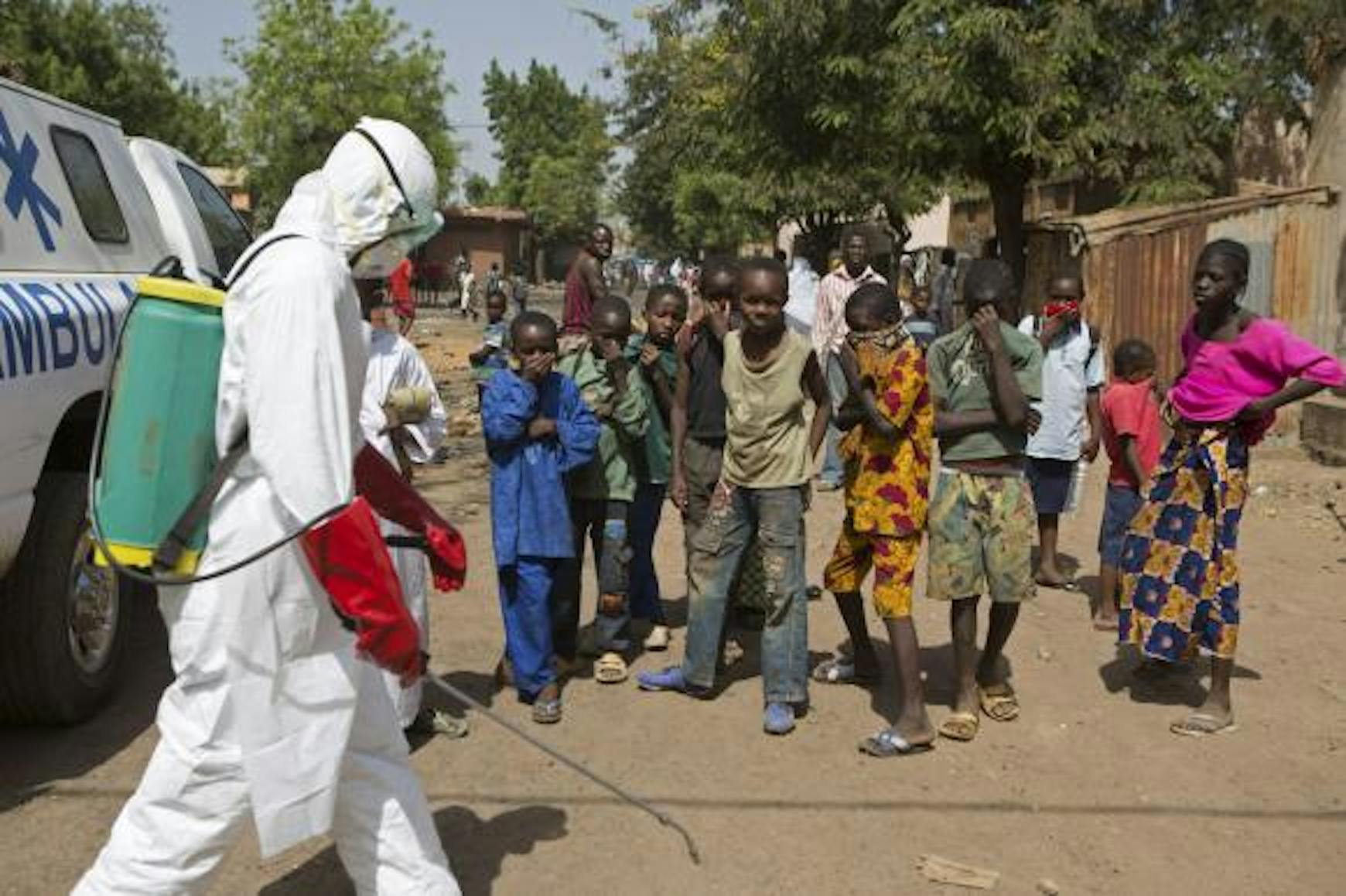 Un operatore sanitario con le protezioni anti-Ebola in una strada di Bamako - ©Reuters/Joe Penney