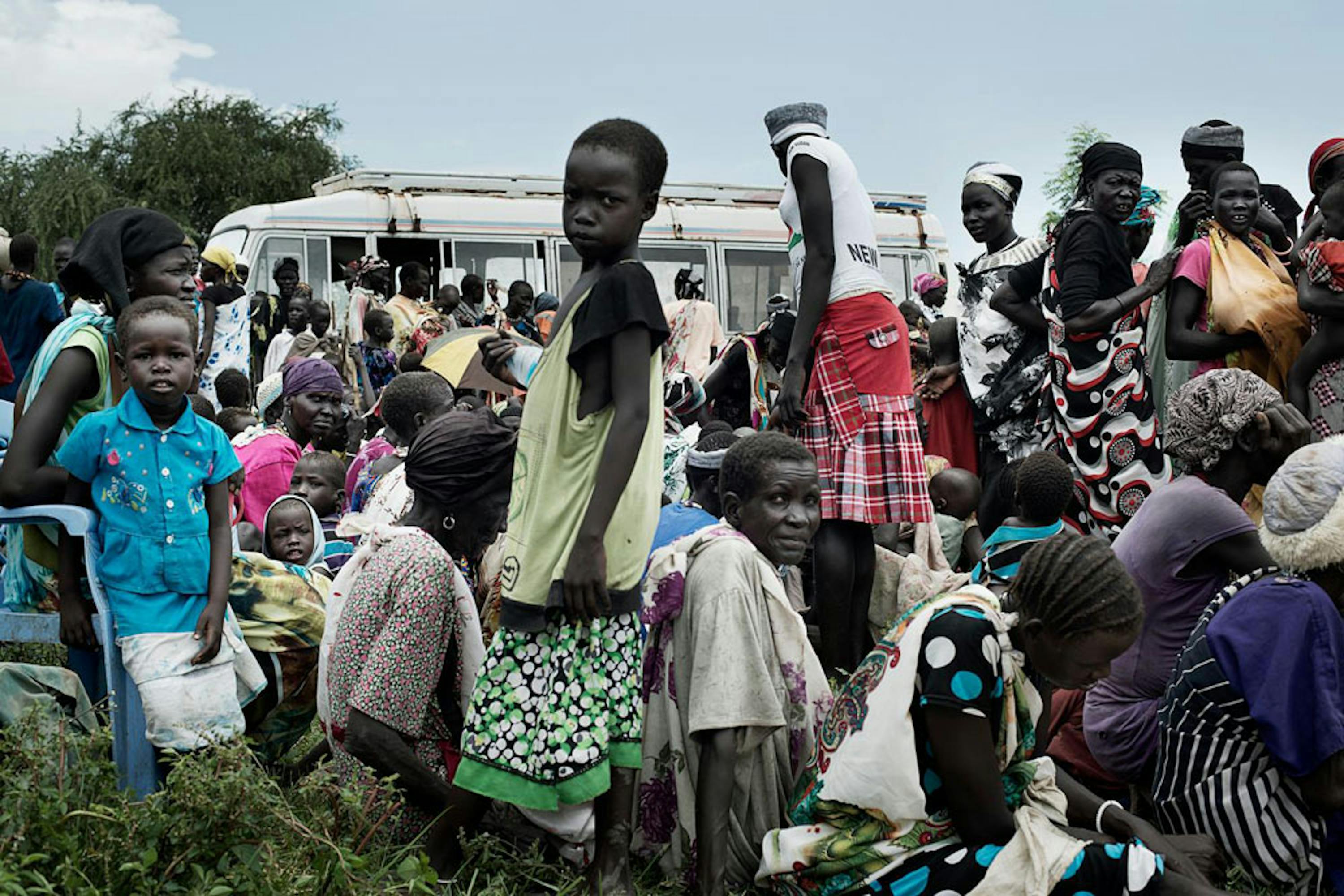 Adulti e bambini attendono di registrarsi per una distribuzione di alimenti di emergenza a Pathai (Sud Sudan) - ©UNICEF/NYHQ2014-1717/Zocherman