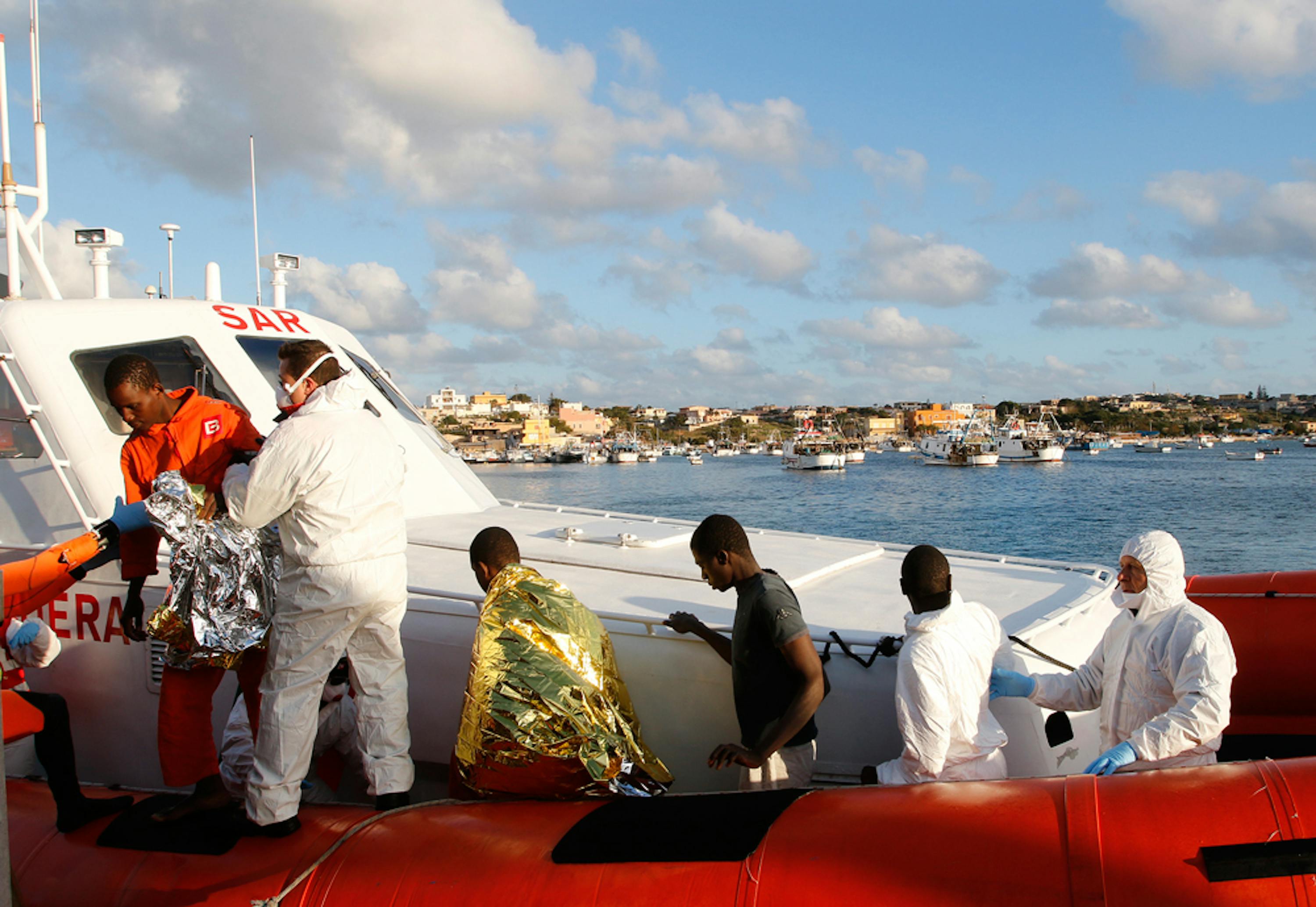 L'arrivo al porto di Lampedusa di alcuni dei superstiti alla tragedia del mare consumatasi tra l'8 e il 9 febbraio 2015 - ©Antonio Parrinello, Reuters/Contrasto