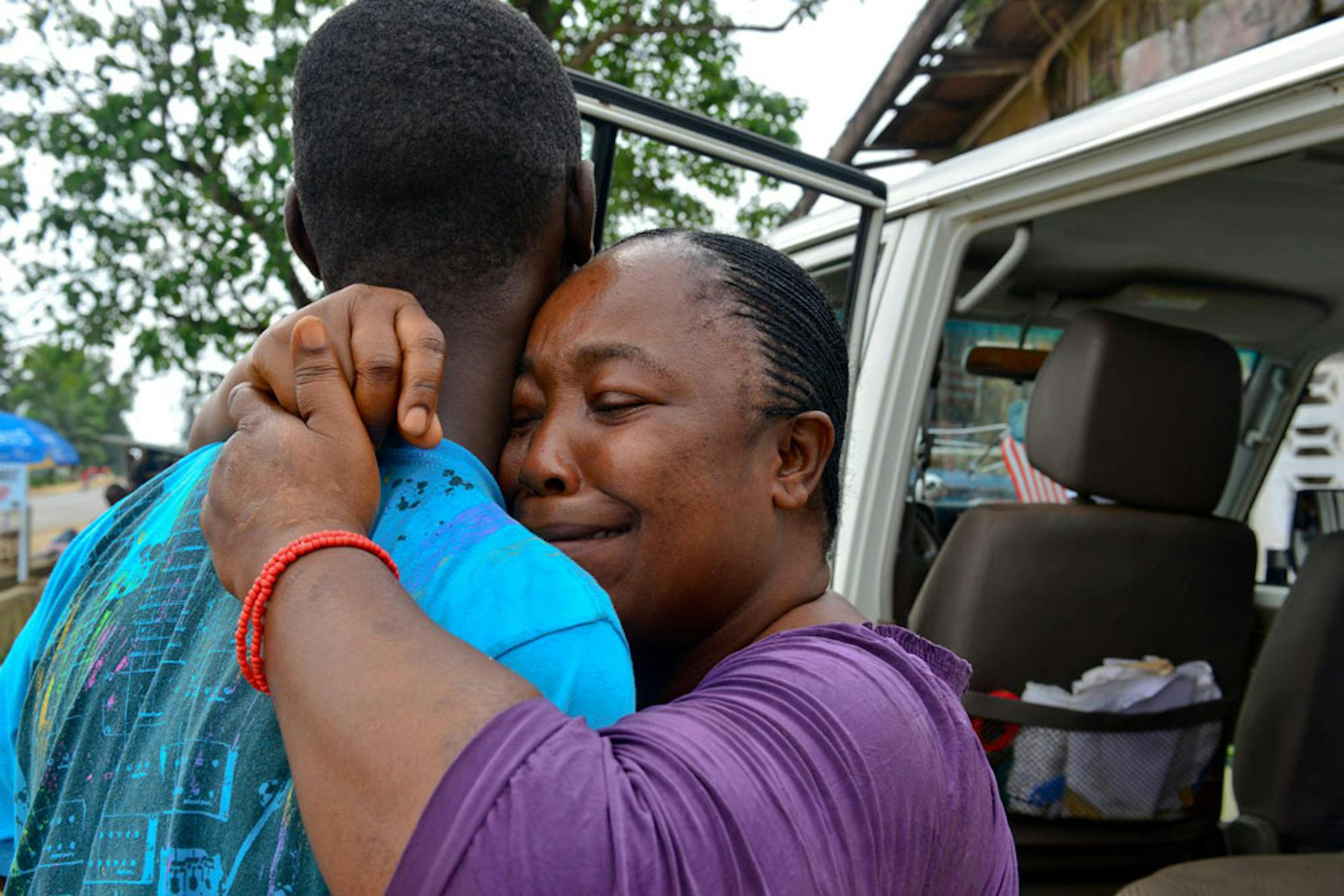 Liberia: Martu Weefor piange lacrime di gioia all'arrivo di Harris, 17 anni, rimasto orfano insieme alla sorella Mercy (9) per colpa dell'epidemia Ebola. Harris e Mercy da adesso vivranno con lei - ©UNICEF/NYHQ2014-3136/Nesbitt