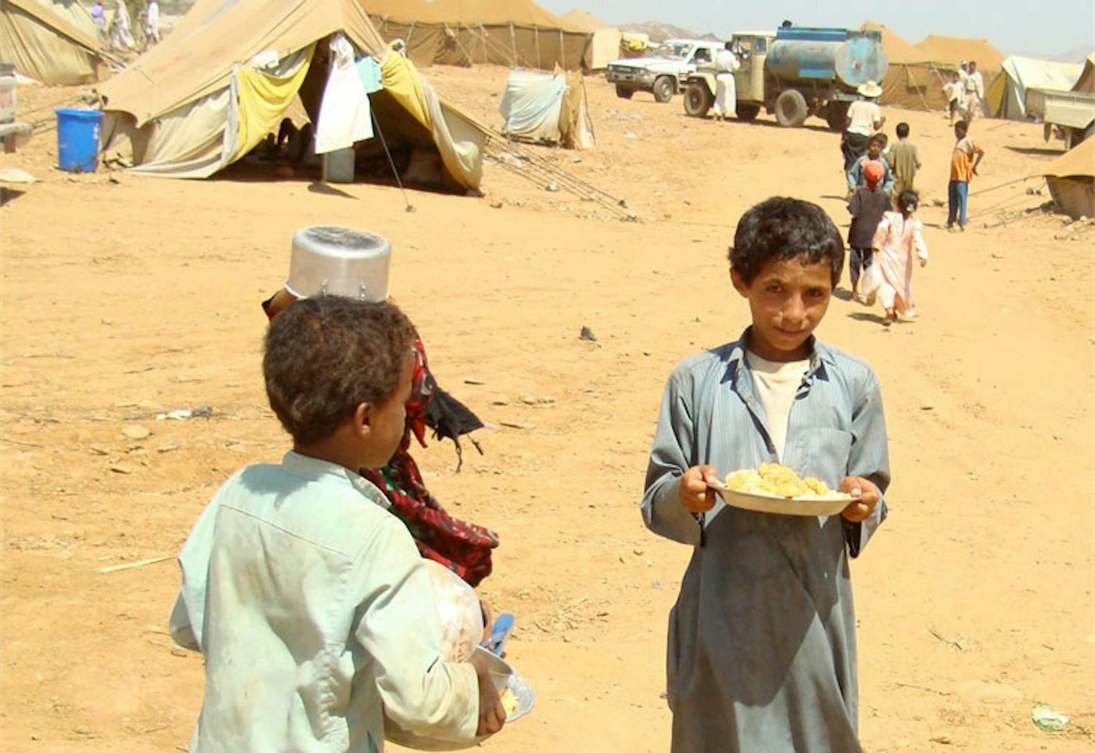 Bambini yemeniti sfollati nel campo di accoglienza di Mazraq. I tassi di malnutrizione acuta nel paese sono saliti a un livello allarmante: 15% - ©IRIN/Adel Yahya