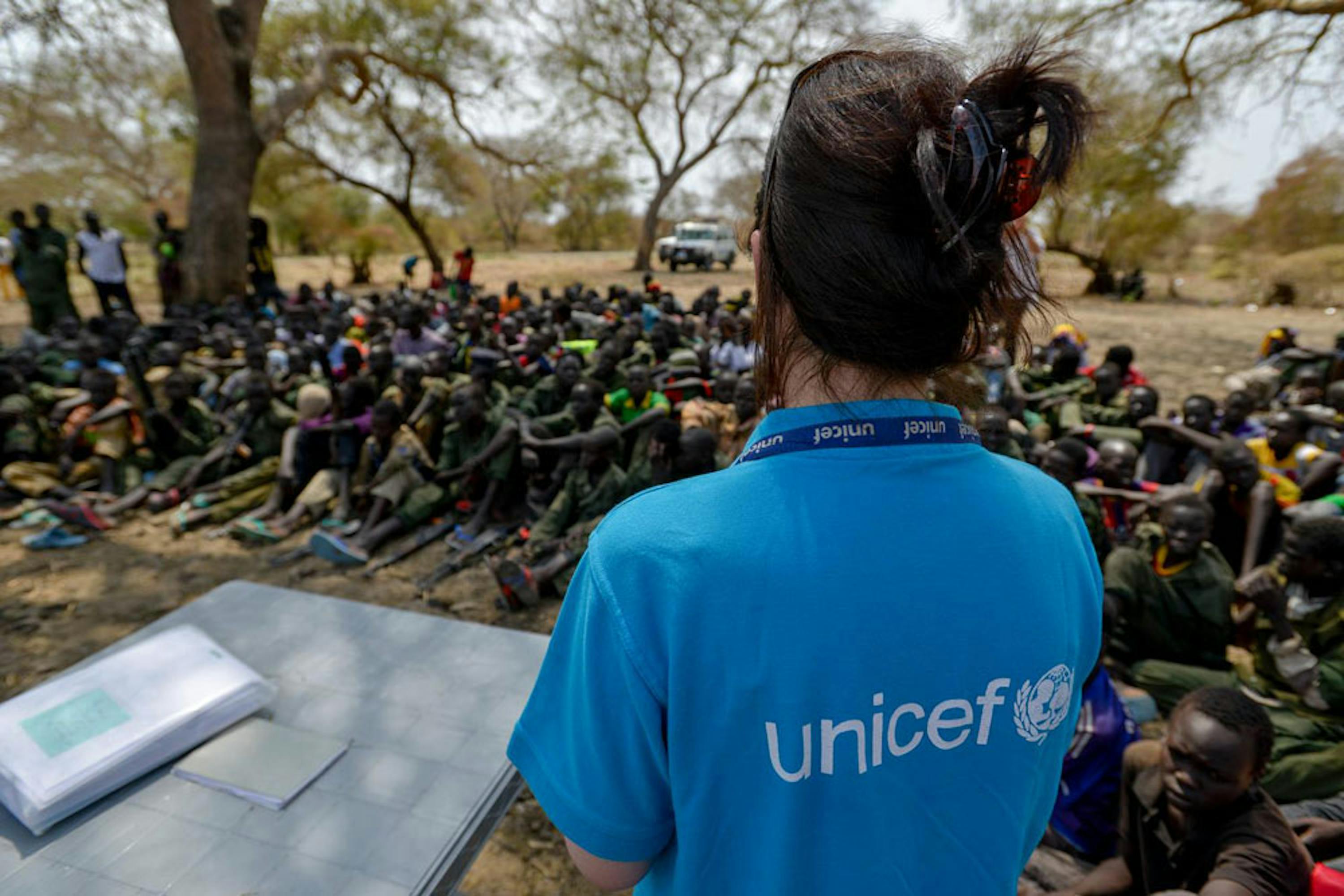 Un'operatrice UNICEF durante la smobilitazione di 300 