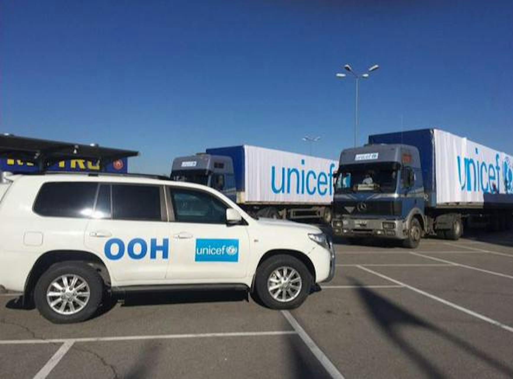 Alcuni mezzi UNICEF del convoglio delle Nazioni Unite che ha portato aiuti umanitari a Donetsk, nell'est dell'Ucraina - ©UNICEF Ucraina/2015