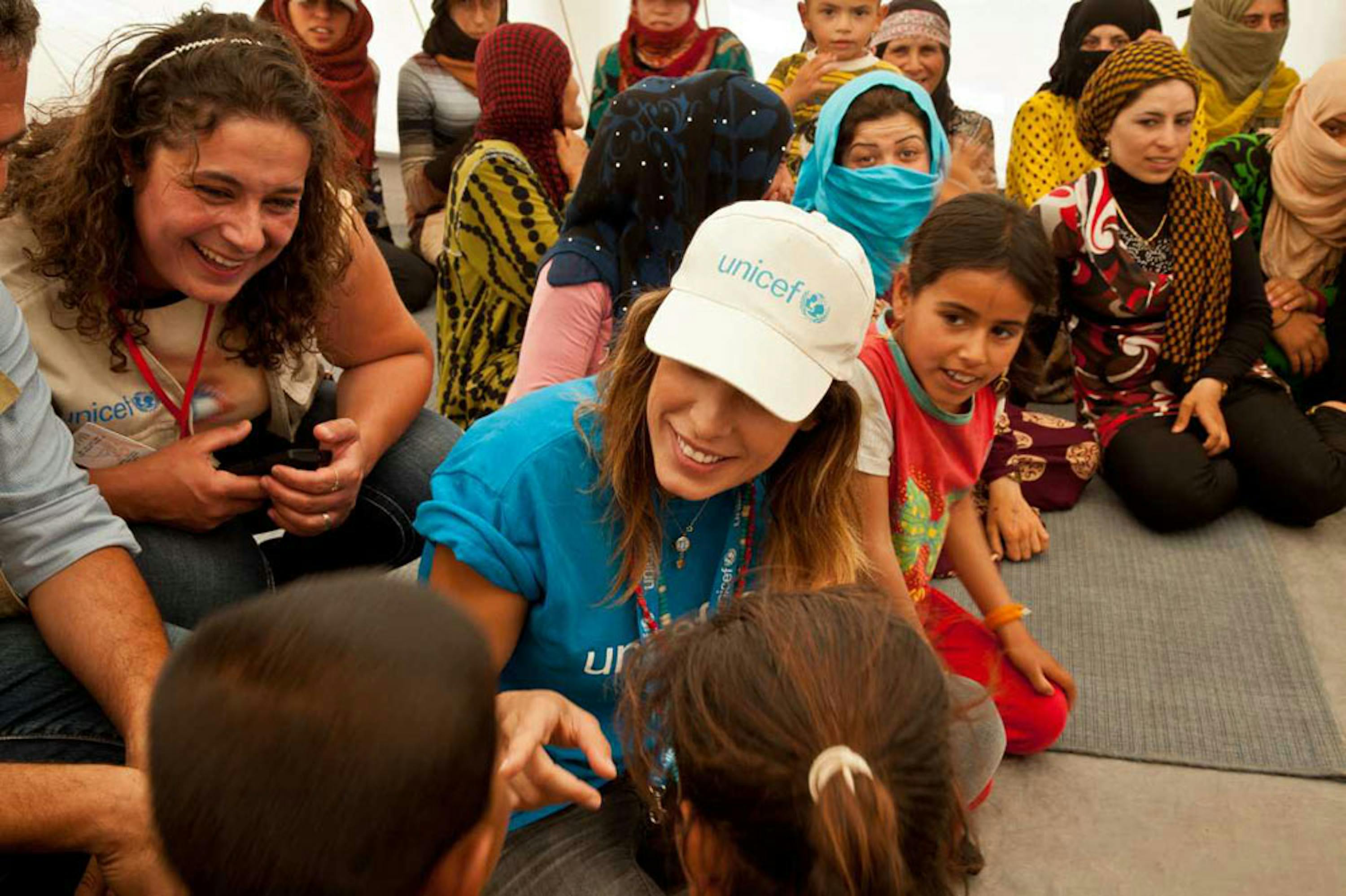 Elisabetta Canalis durante la sua missione con l'UNICEF fra i rifugiati siriani ospiti dei campi profughi del Libano - ©UNICEF Italia/2015/Alberto Rinonapoli