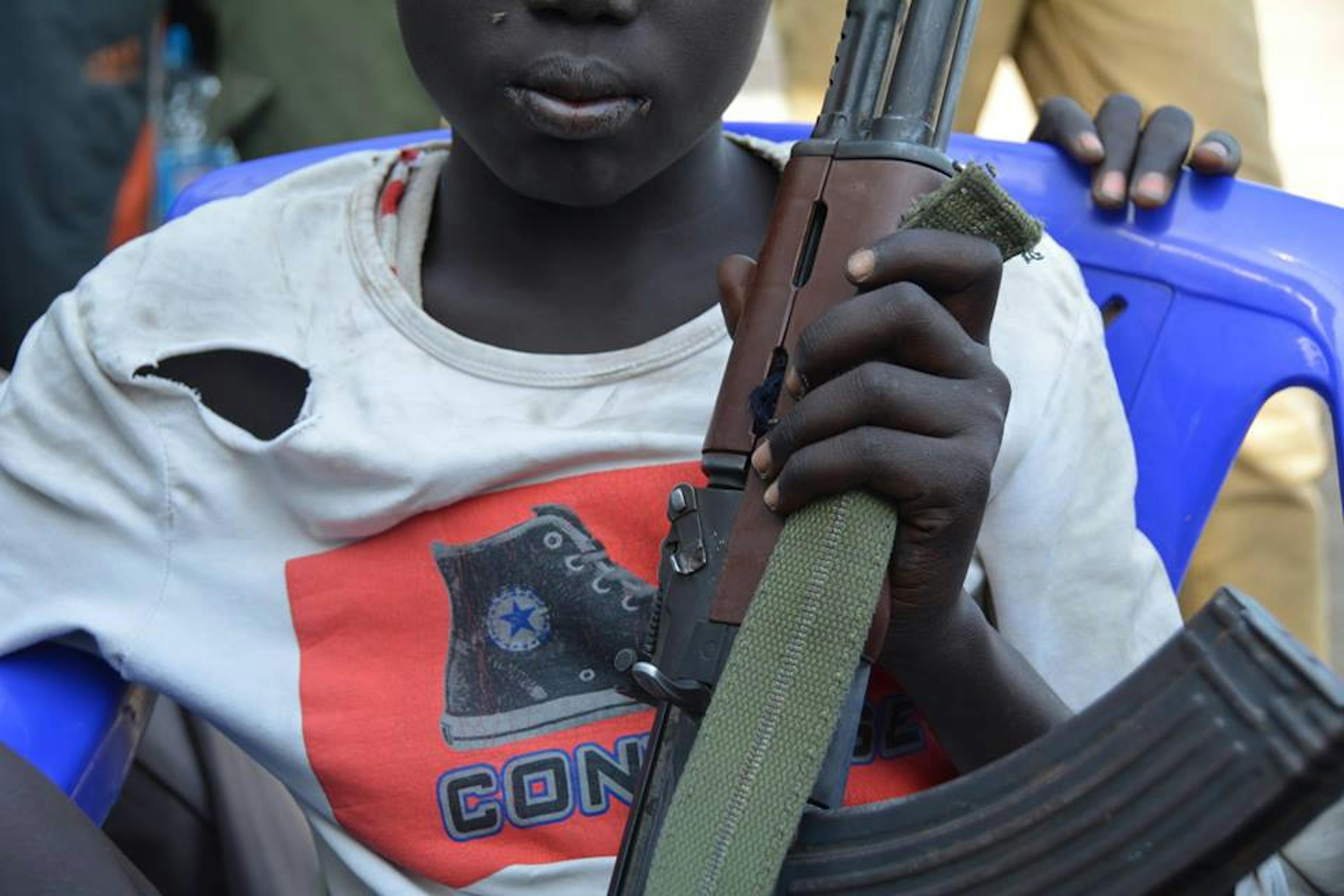 Uno dei bambini soldato smobilitati nelle scorse settimane a Jonglei, nell'est del Sud Sudan, grazie ai negoziati condotti dall'UNICEF. Il nuovo rapimento di massa è avvenuto a Malakal, in un'altra zona del paese - ©UNICEF Sud Sudan/2015