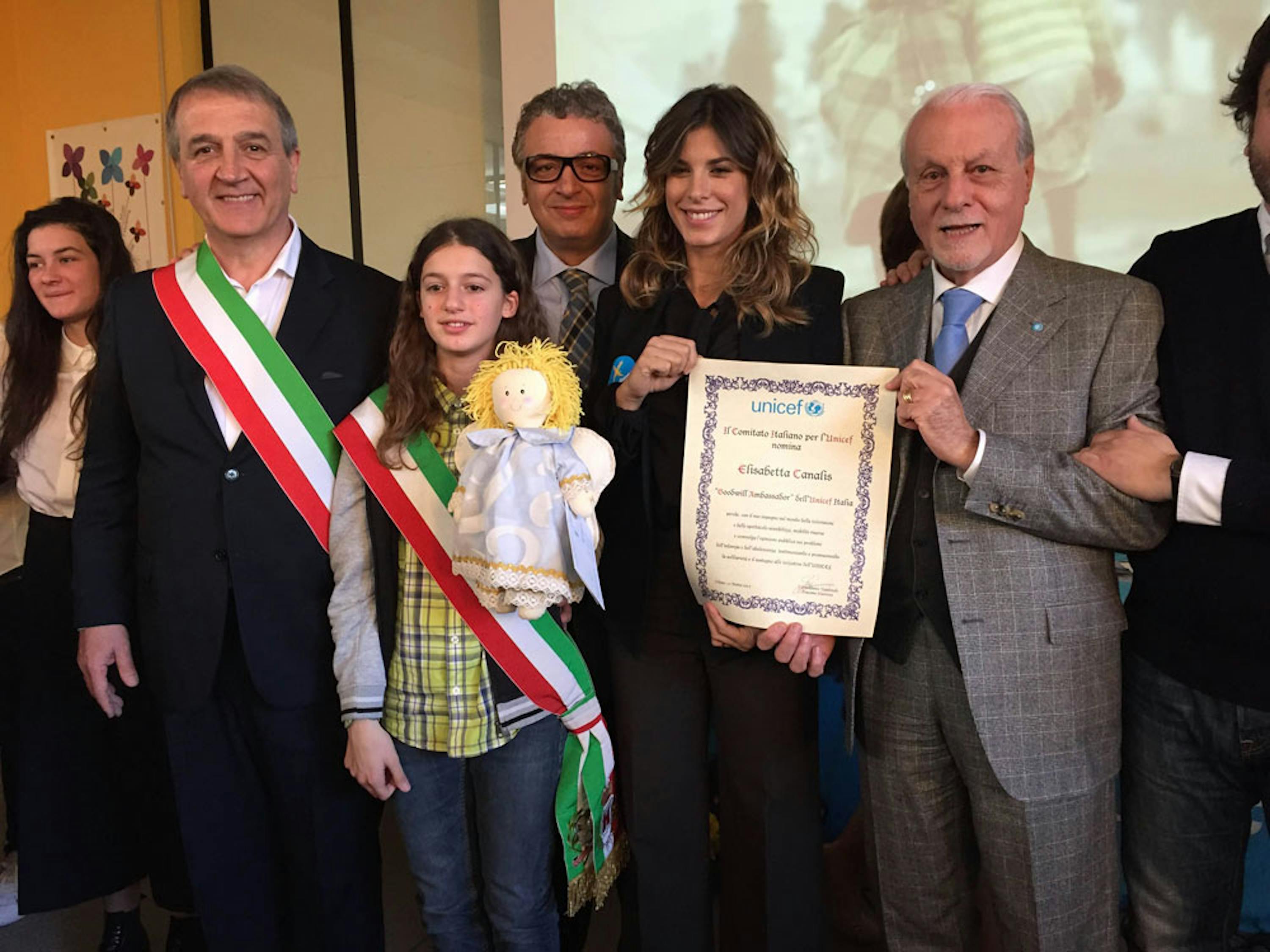 Elisabetta Canalis con la pergamena della nomina a Goodwill Ambassador. Accanto a lei il presidente dell'UNICEF Italia Giacomo Guerrera (a destra nella foto) e il sindaco di Besana in Brianza Sergio Cazzaniga - ©UNICEF Italia/2015/C. Ricci