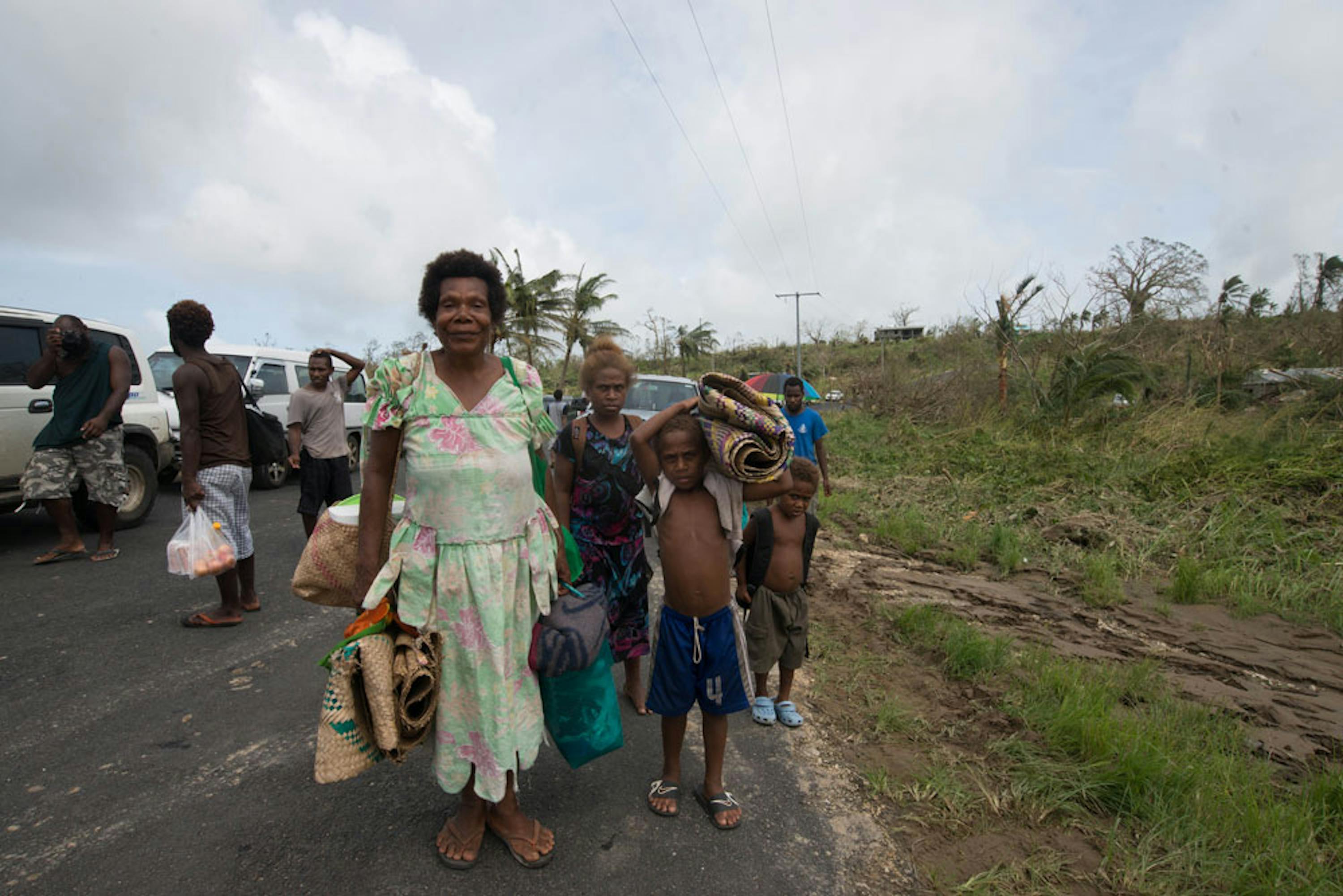 Una famiglia di sfollati in cammino nei dintorni di Port Vila, capitale di Vanuatu - ©UNICEF/NYHQ2015-0433/UNICEF Pacifico