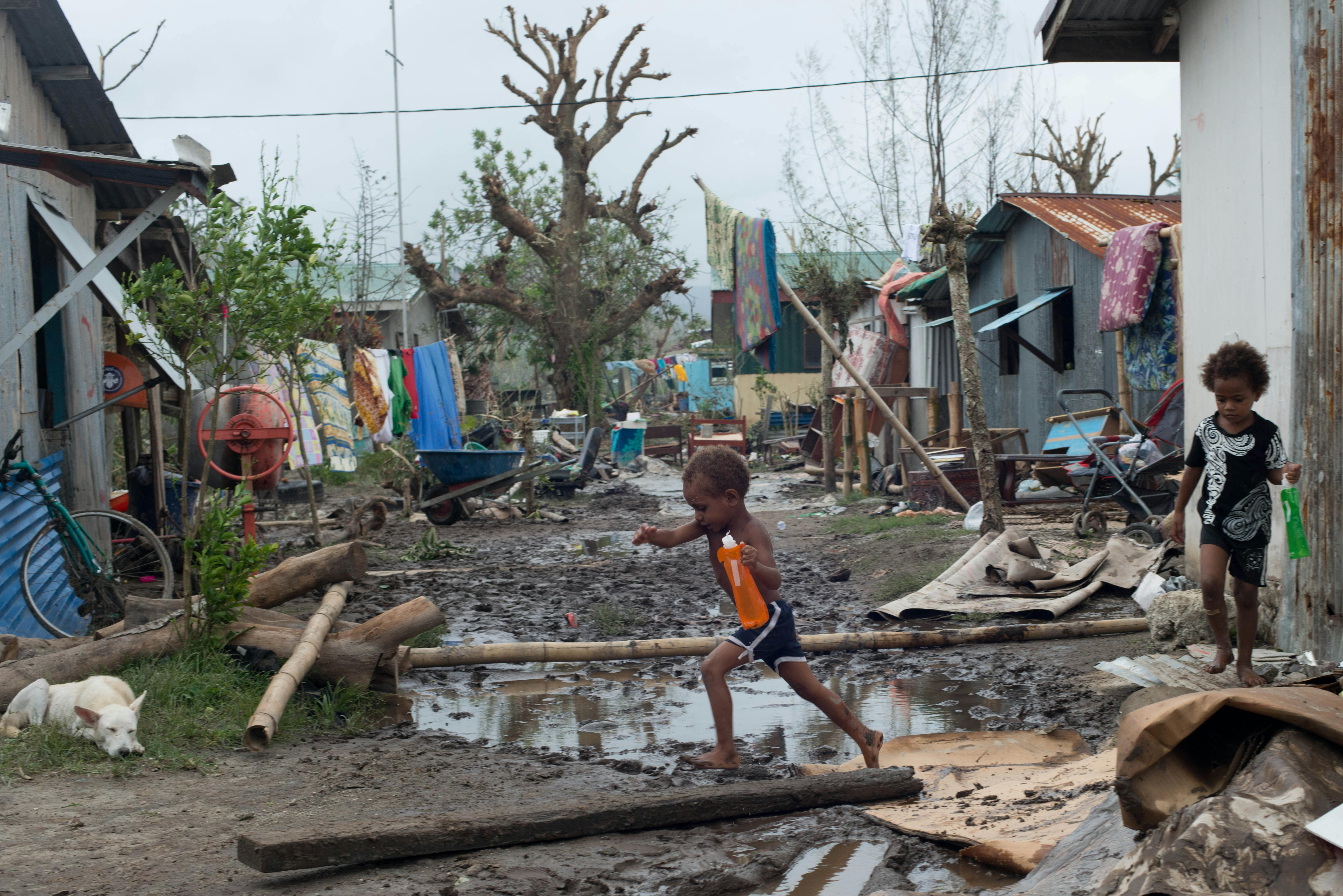 Bambini fra le macerie del villaggio di Mele, nell'isola principale dell'arcipelago di Vanuatu, praticamente raso al suolo dal ciclone Pam - ©UNICEF/NYHQ2015-0435/UNICEF Pacific