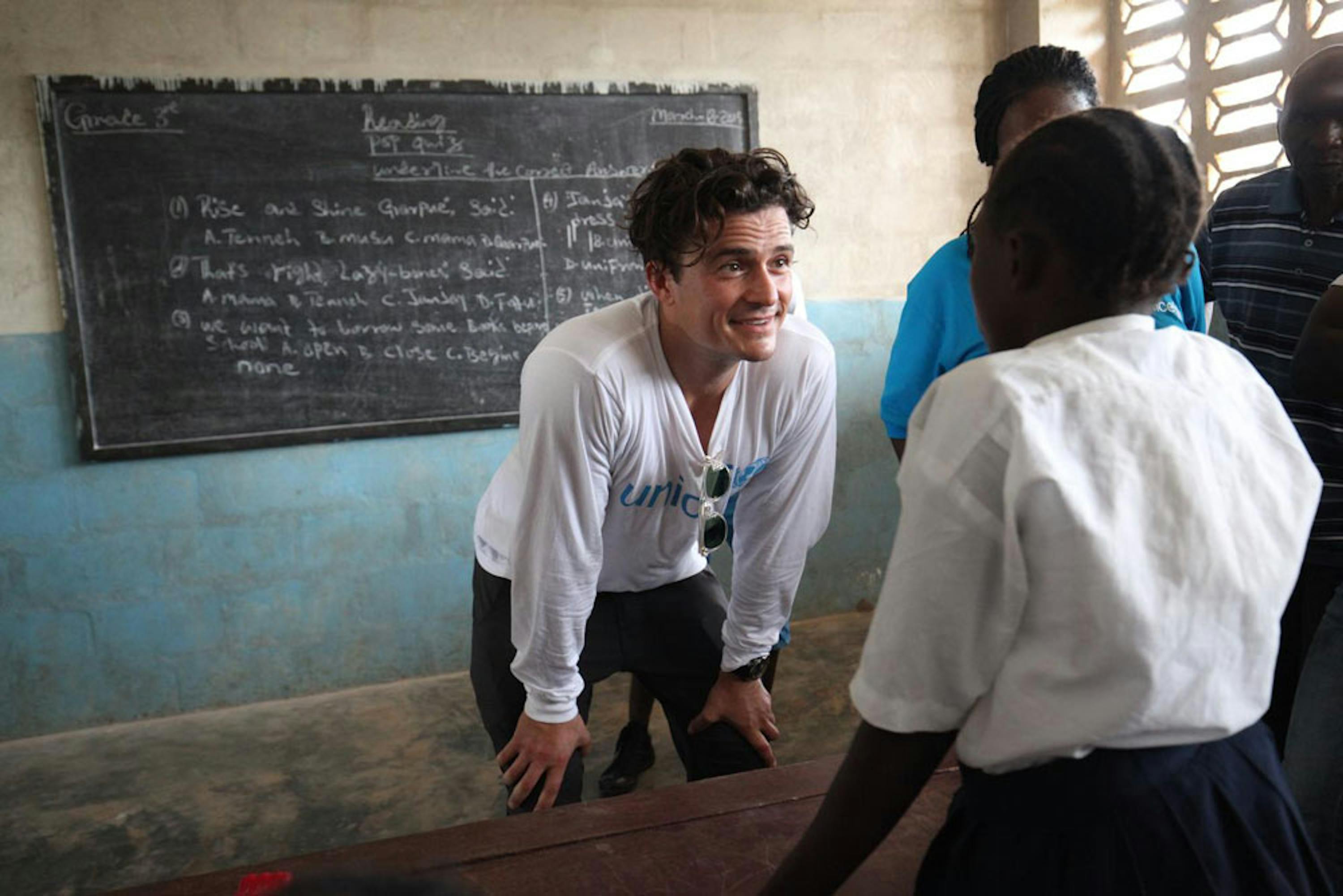 Orlando Bloom si intrattiene con una studentessa durante la sua visita alla scuola pubblica di Jene Wonde, una township nel nord della Liberia. In questo villaggio Ebola ha ucciso più di 40 abitanti - ©UNICEF/NYHQ2015-0459/Jallanzojpg