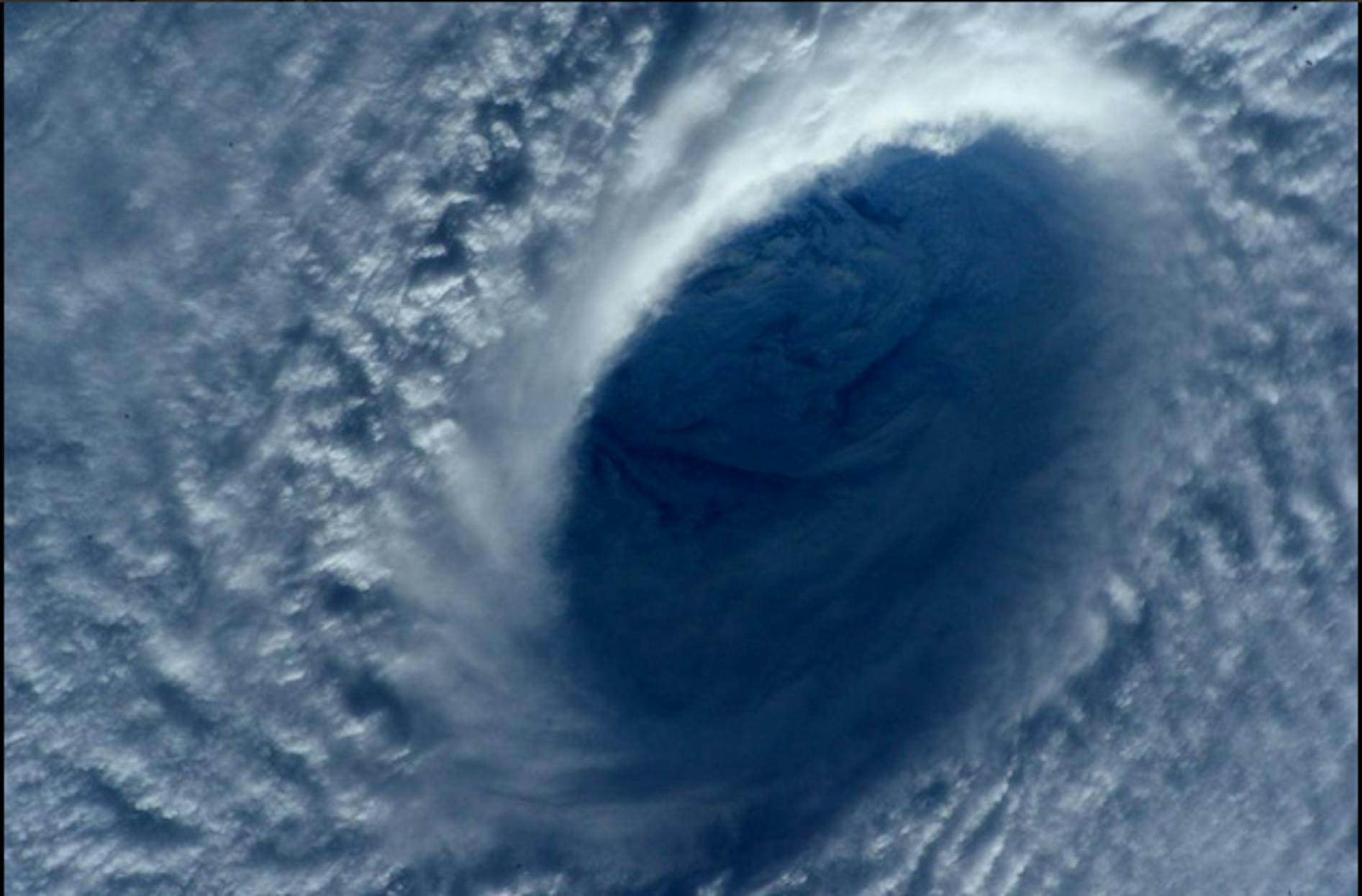 Un'immagine del tifone Maysak ripresa dall'astronauta italiana Samantha Cristoforetti a bordo della Stazione Spaziale Internazionale - ©ESA