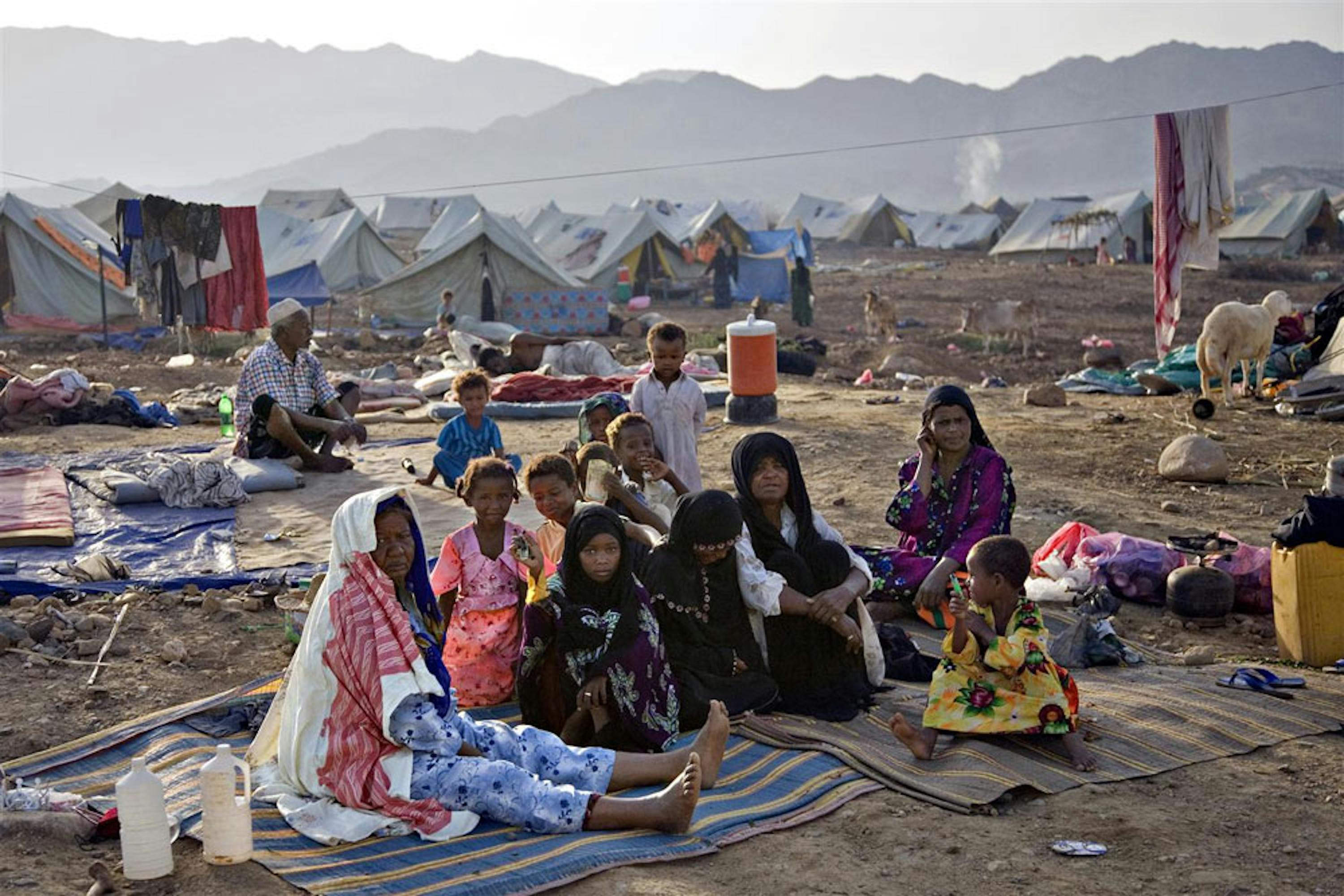 Famiglie accampate nel centro per sfollati di al-Mazrak, nel distretto di Harad, Yemen - ©UNICEF/NYHQ2009-1732/Brekke