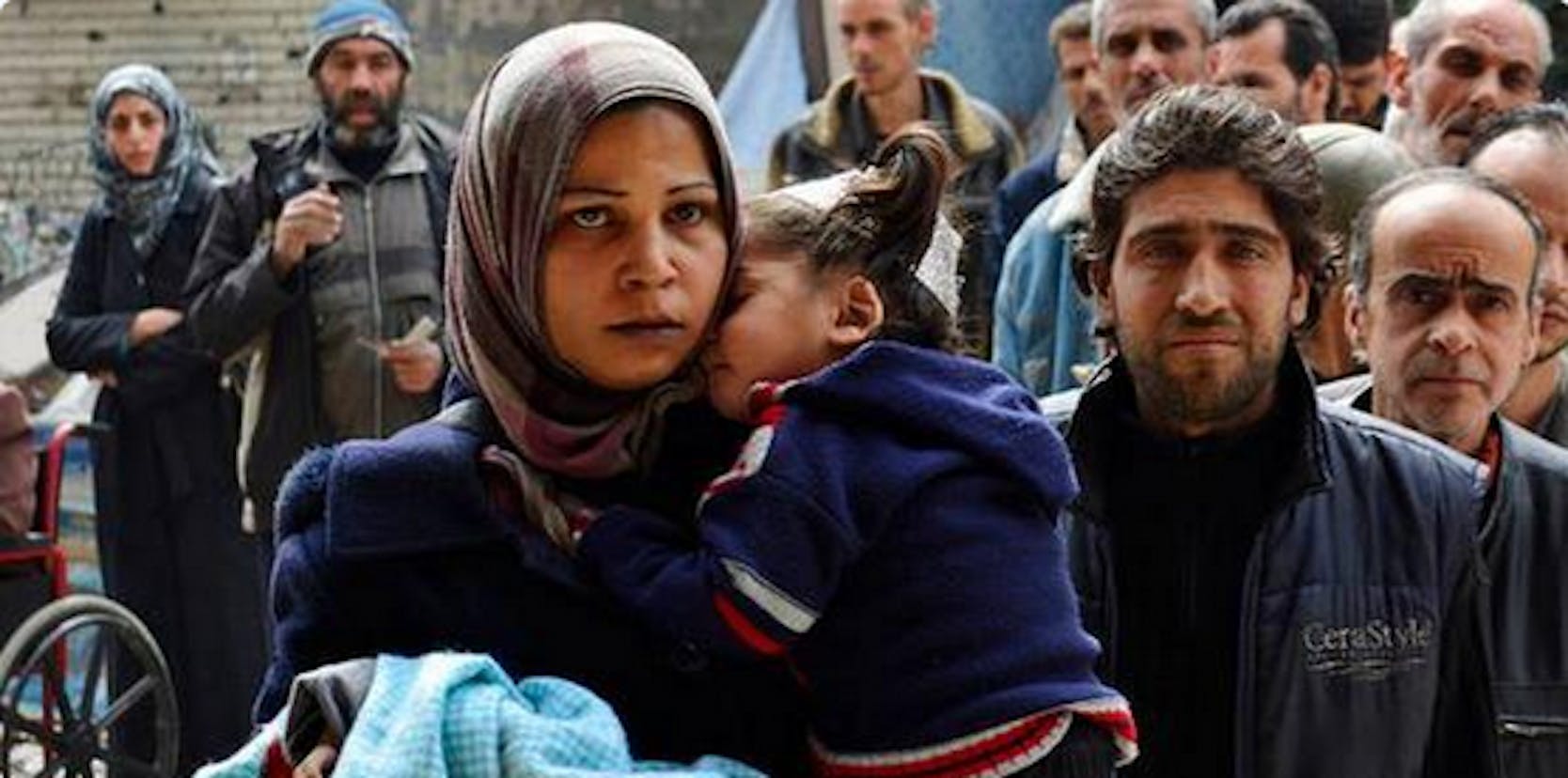 Civili palestinesi nel campo profughi di Yarmouk, nei pressi di Damasco (Siria) - ©Reuters