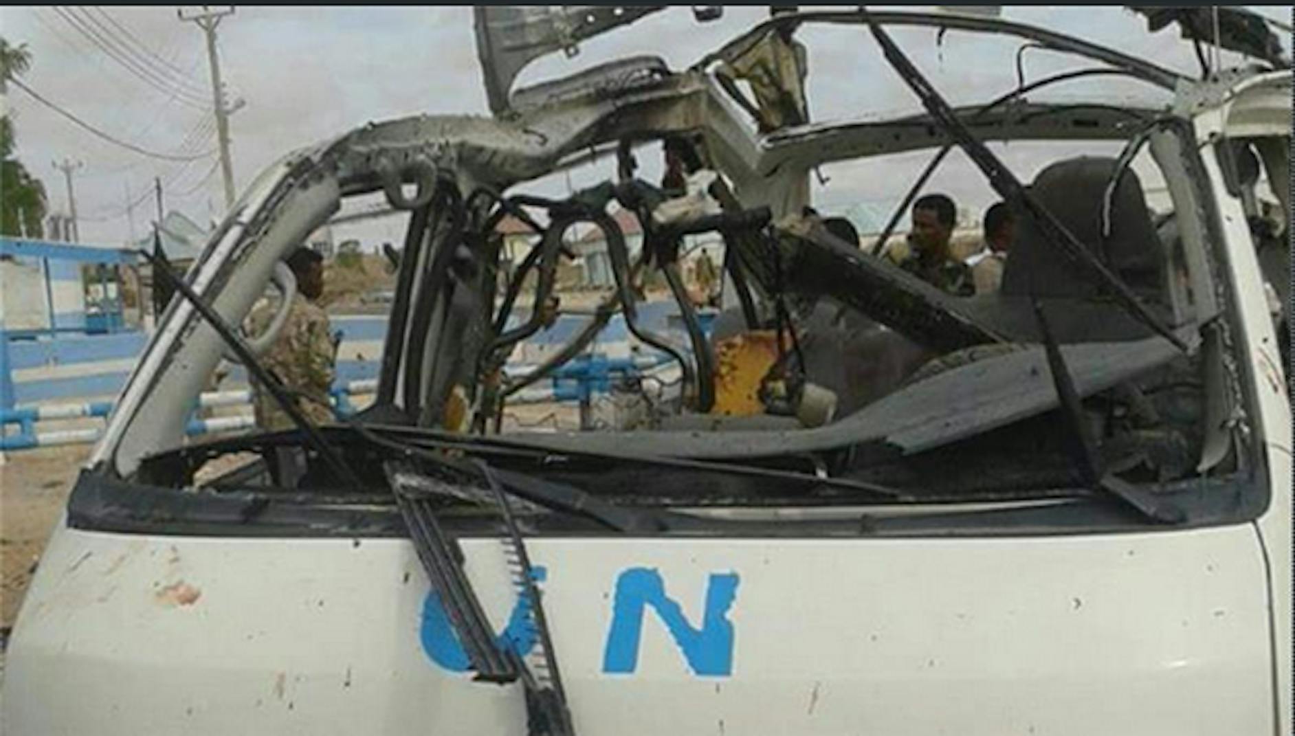 Un'immagine del minivan delle Nazioni Unite scattata subito dopo l'attentato