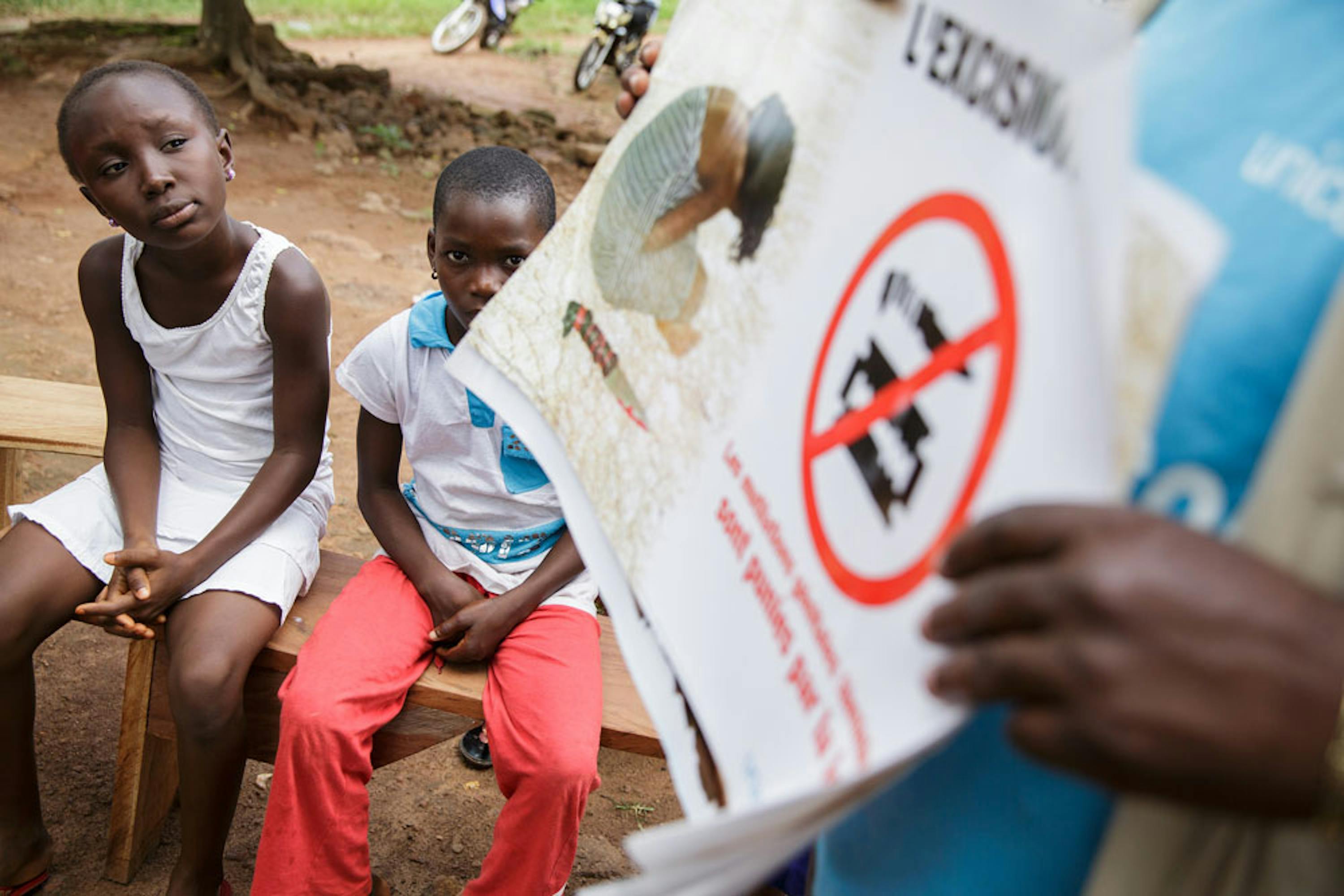 Una sessione di sensibilizzazione sul fenomeno delle mutilazioni genitali femminili finanziata dall'UNICEF in un villaggio della Costa d'Avorio - ©UNICEF/NYHQ2013-0406/Asselin