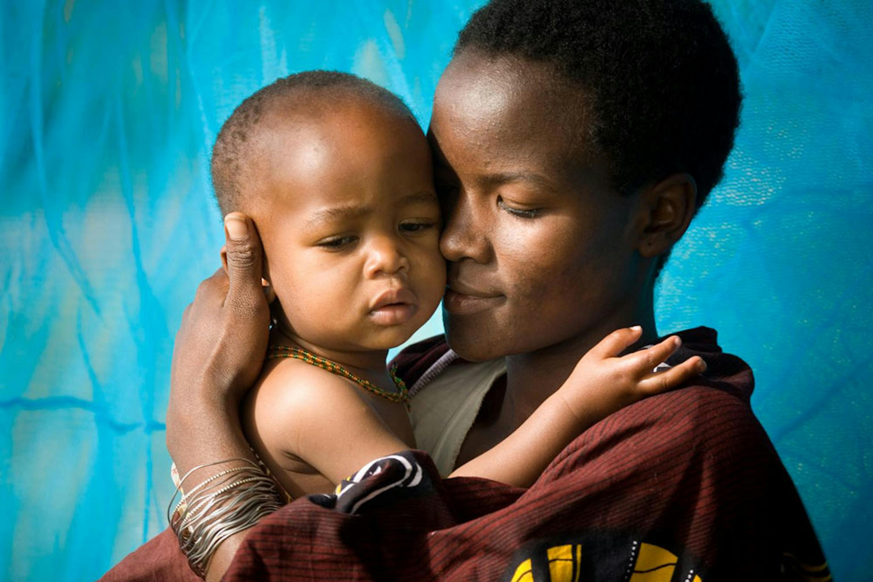 Tanzania, madre e bambino protetti da una zanzariera impregnata di insetticida - ©UNICEF/PFPG2014-1189/M.Hallahan
