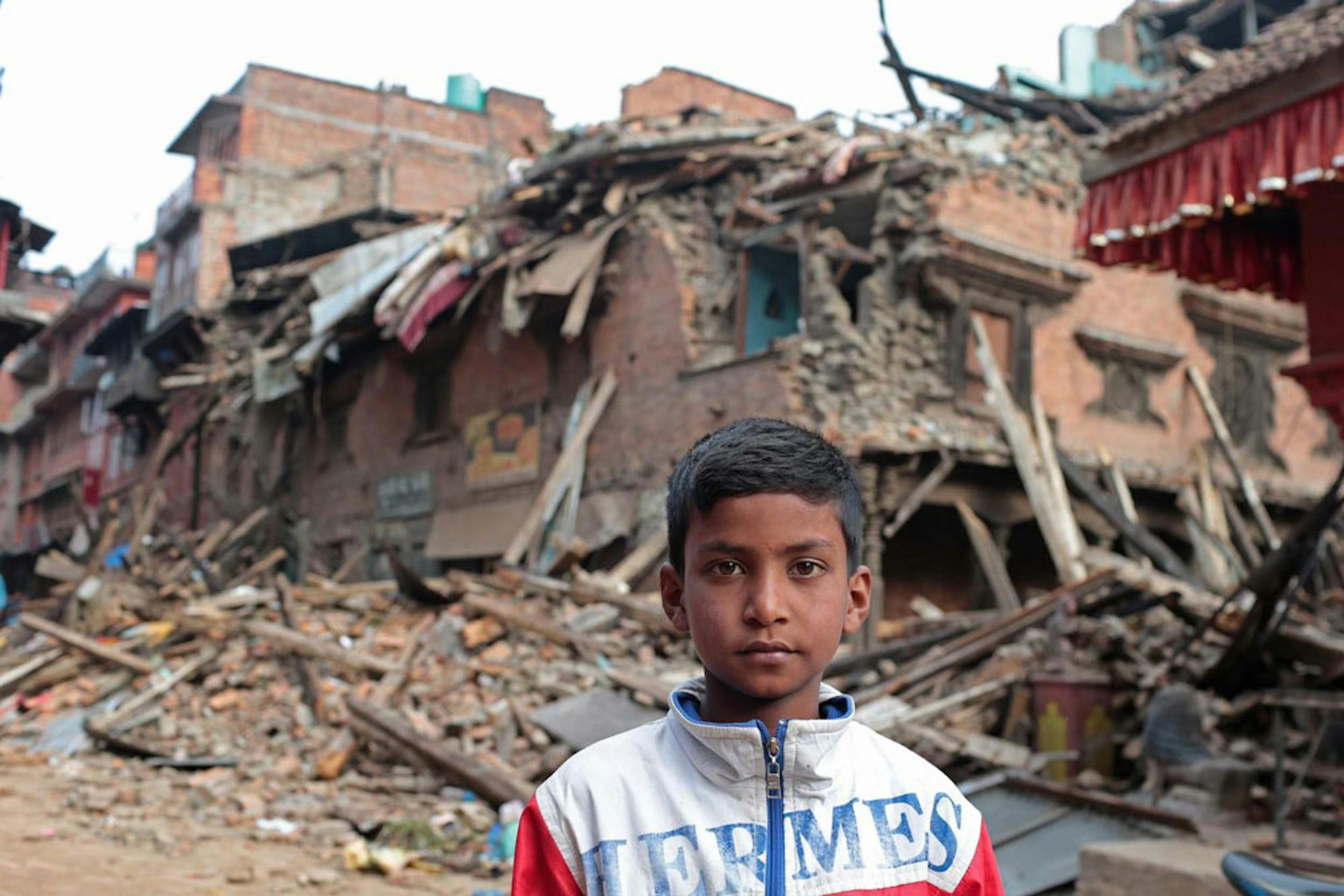 Un ragazzino di 11 anni dinanzi alle macerie della sua casa, a Bhaktapur, nella vallata di Kathmandu. Due suoi parenti sono rimasti uccisi nel crollo - ©UNICEF/NYHQ2015-1068/Chen