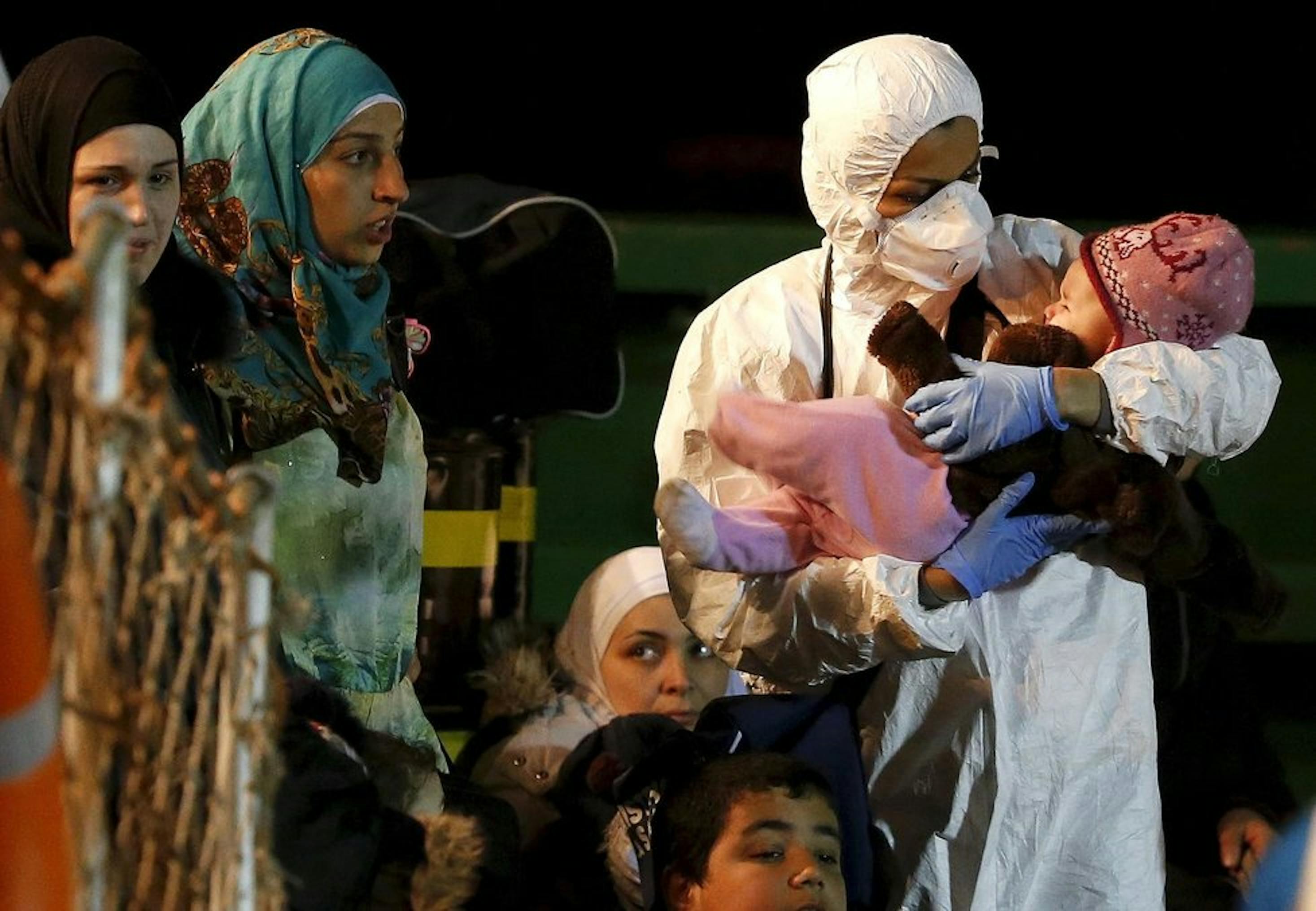 Bambini in un recente sbarco di migranti a Pozzallo (RG), aprile 2015 - Bambini in un recente sbarco di migranti a Pozzallo (RG), aprile 2015 - ©CNS Photo/Alessandro Bianchi, Reuters