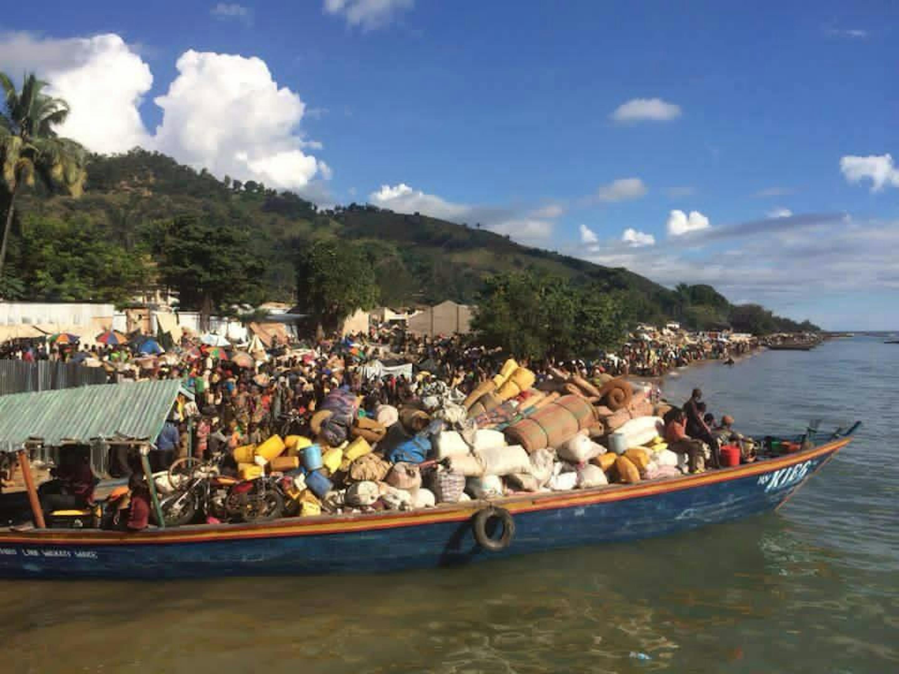 Migliaia di profughi del Burundi si accalcano alla frontiera con la Tanzania in attesa di essere imbarcati verso le strutture di accoglienza nel nord-est del paese - ©UNICEF Tanzania/2015/Mori