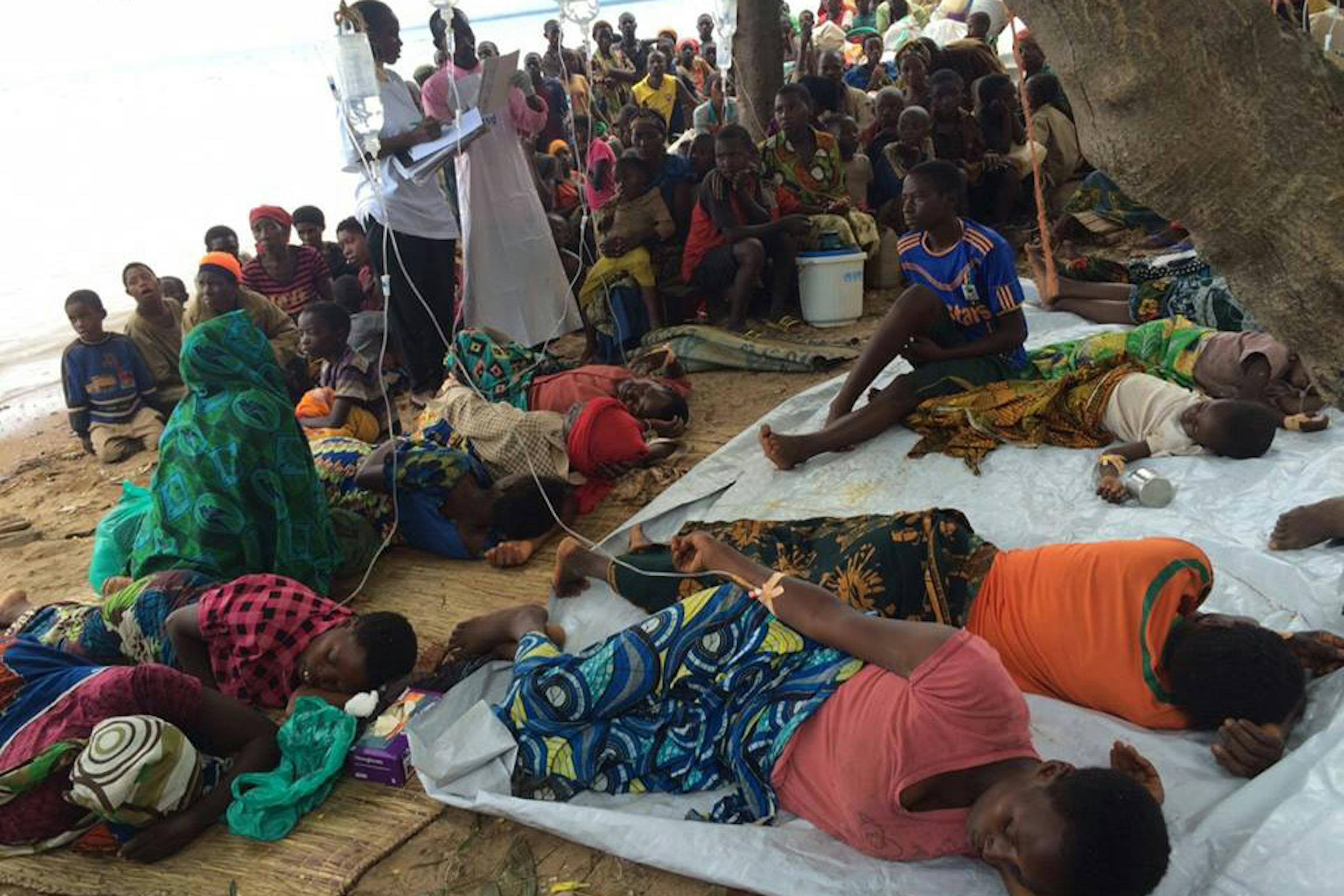 Fra mille difficoltà si cerca di prestare aiuti ai profughi colpiti dal colera sulle rive del Lago Tanganica - ©UNICEF Tanzania/2015/Fredy Lyimo