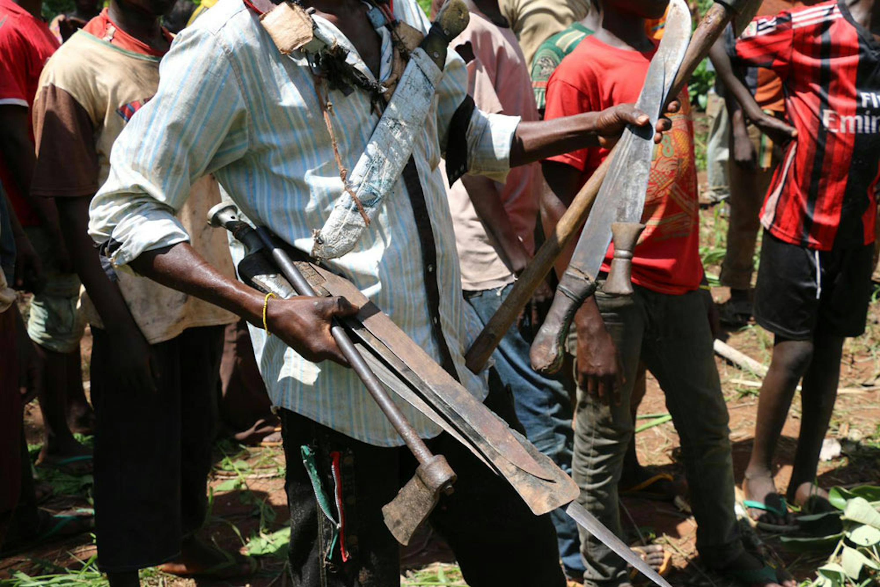 Un miliziano del gruppo anti-Balaka raccoglie fucili e machete nel corso di una cerimonia di smobilitazione di 