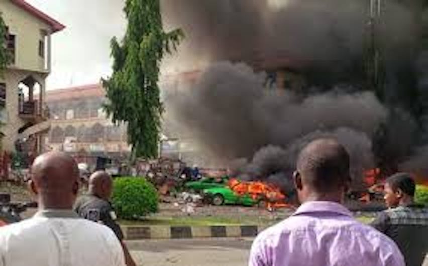 La scena di un attentato suicida (gennaio 2015) in un mercato di Maiduguri (Nigeria). A farsi esplodere è stata una bambina di circa 10 anni: 19 le vittime 