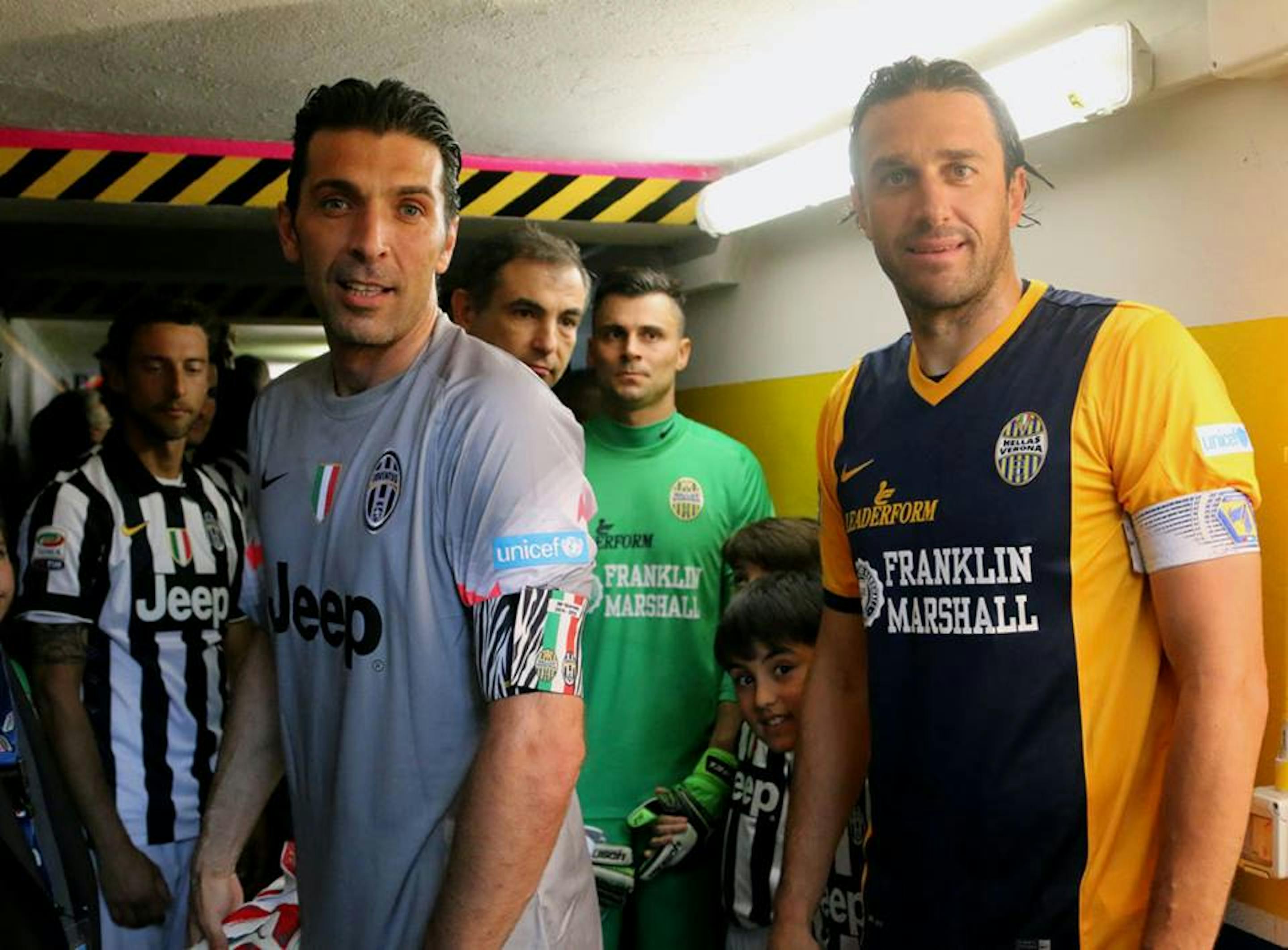 I capitani di Juventus e Hellas Verona, Gigi Buffon e Luca Toni, con le maglie griffate UNICEF usate per l'ultimo turno di campionato - ©Davide Casentini/2015