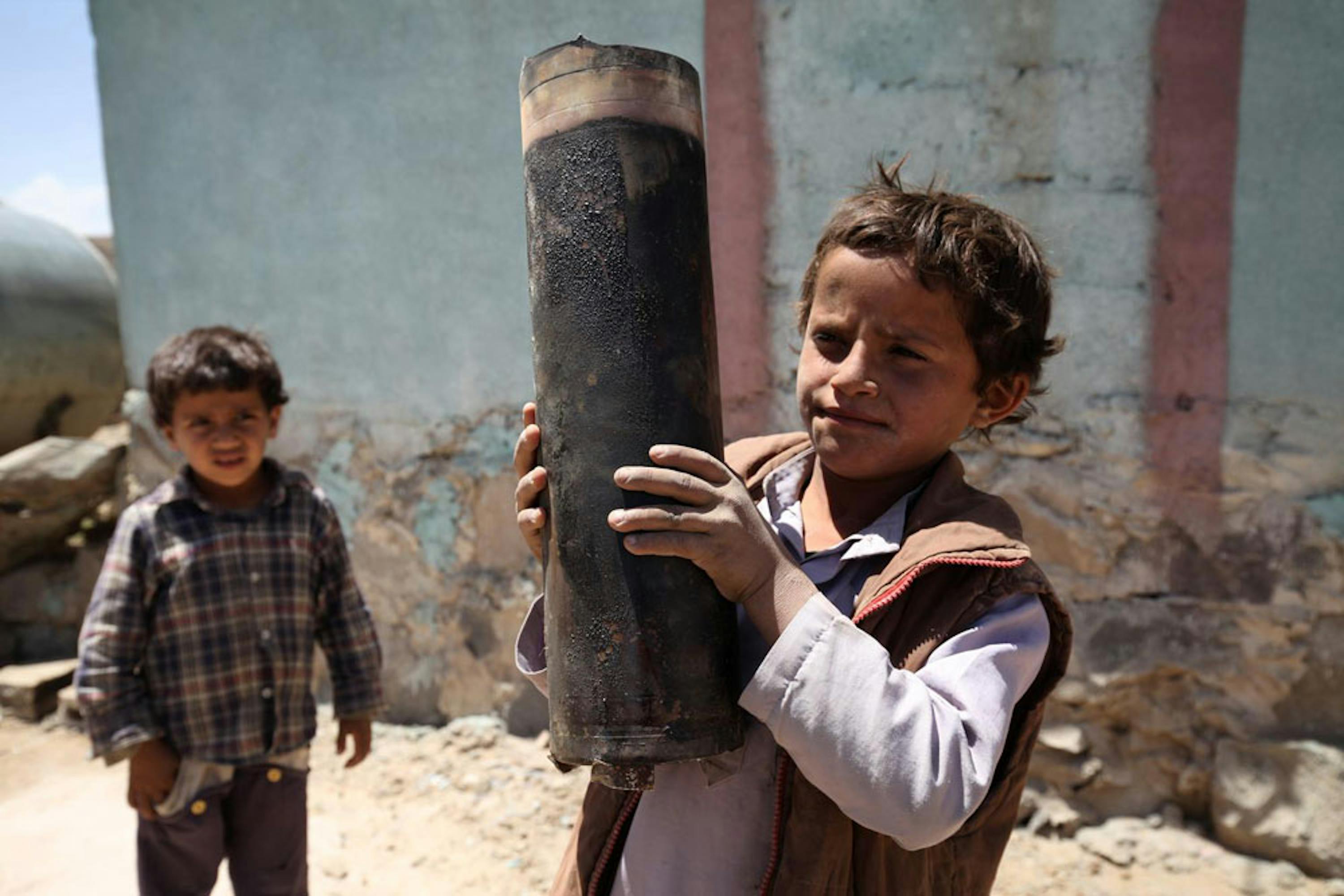 Un bambino mostra una granata esplosa ad Al-Mahjar, sobborgo alla periferia di Sana'a, capitale dello Yemen - ©UNICEF/NYHQ2015-1296/Hamoud