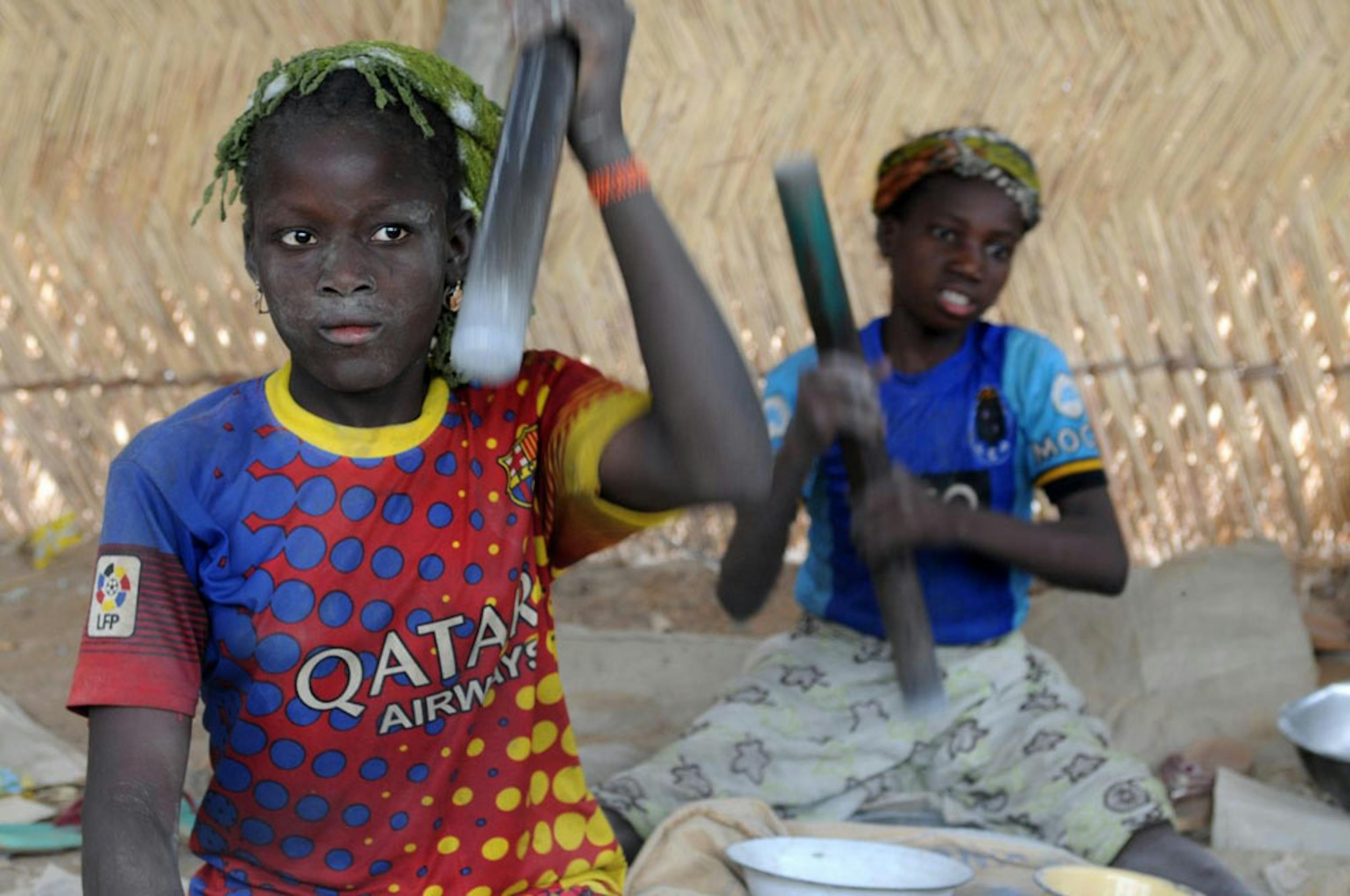 Aissatou, 14 anni: il suo lavoro quotidiano è frantumare pietre alla ricerca di particelle di oro presso la miniera di Gorol Kadje, in Burkina Faso - ©UNICEF/NYHQ2014-0685/Nesbitt