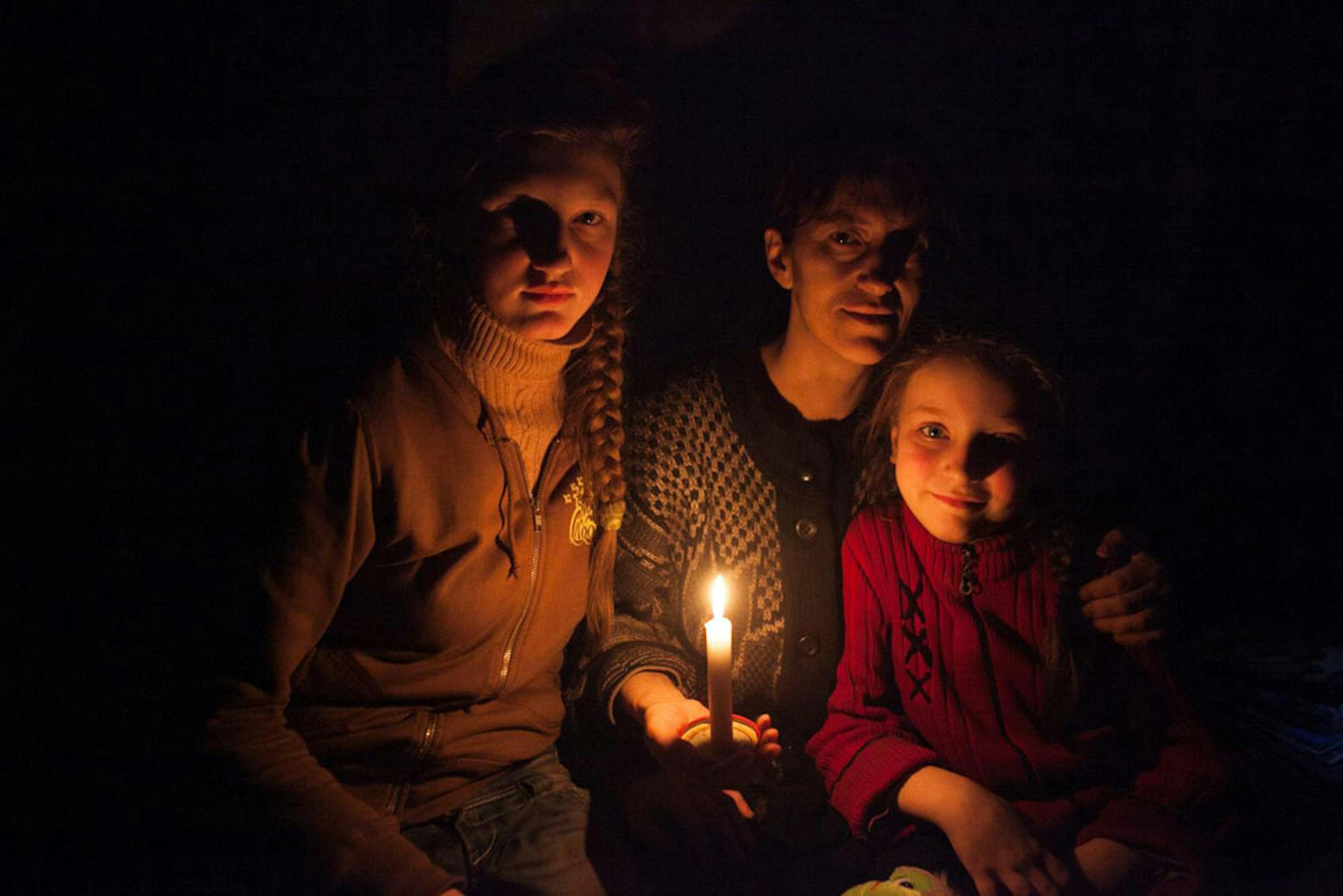 Una donna e le sue due figlie in un rifugio di Debaltsevo, città dell'Ucraina orientale teatro di aspri combattimenti - ©UNICEF/NYHQ2015-0278/Filippov