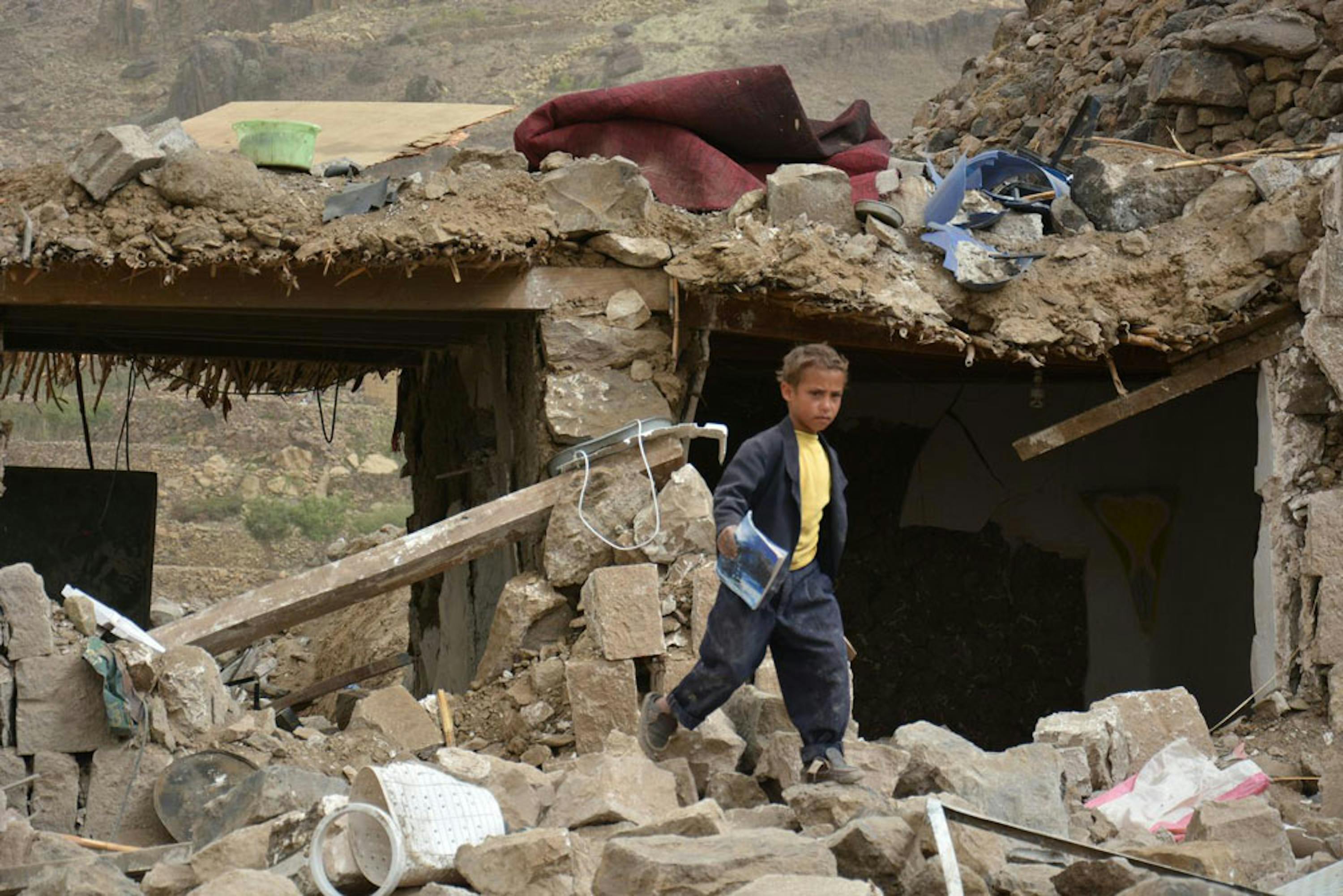 Un bambino fra le macerie del villaggio di Okash, nei dintorni di Sana'a, capitale dello Yemen - ©UNICEF/NYHQ2015-0855/Hamoud