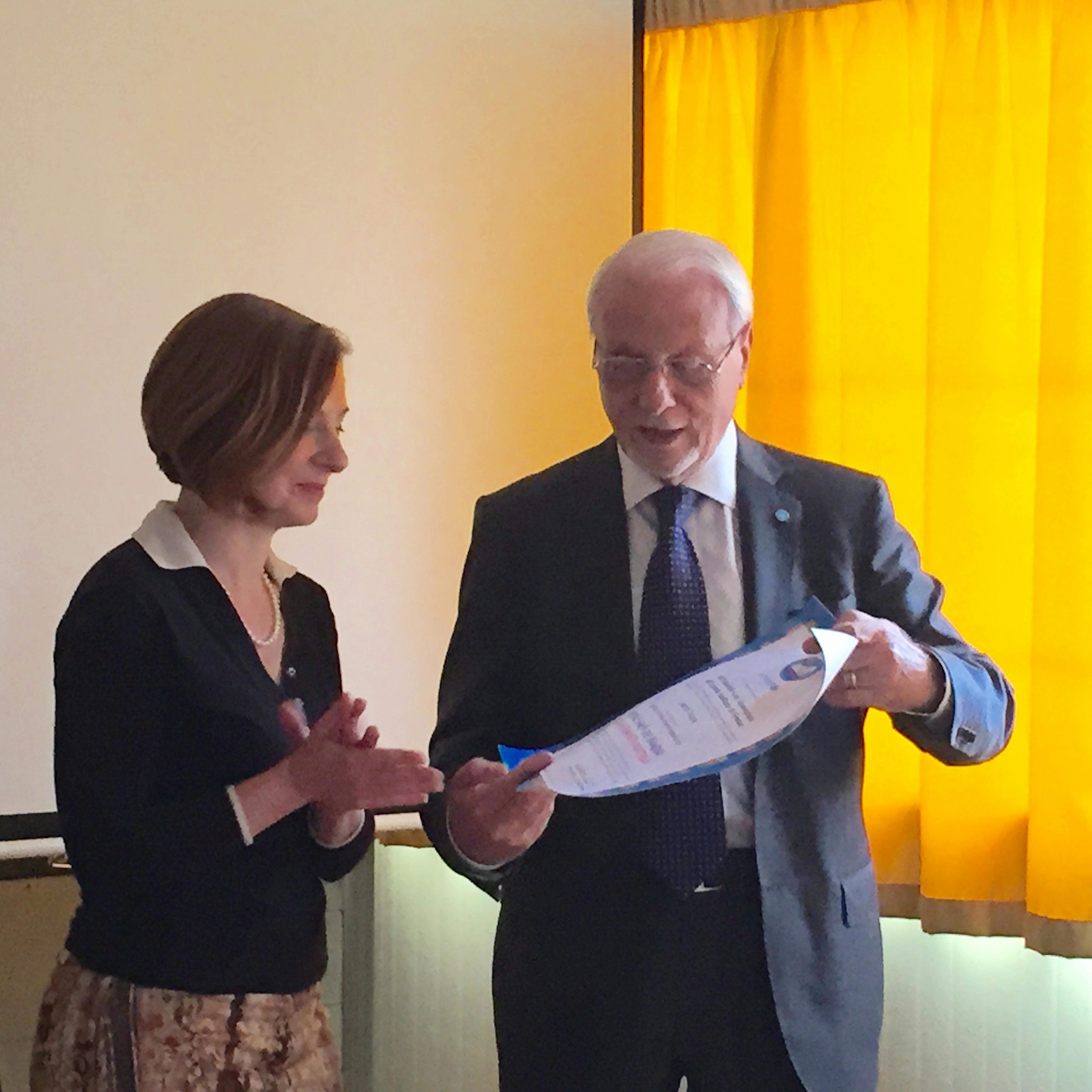Il Presidente dell'UNICEF Italia Giacomo Guerrera consegna la pergamena di 