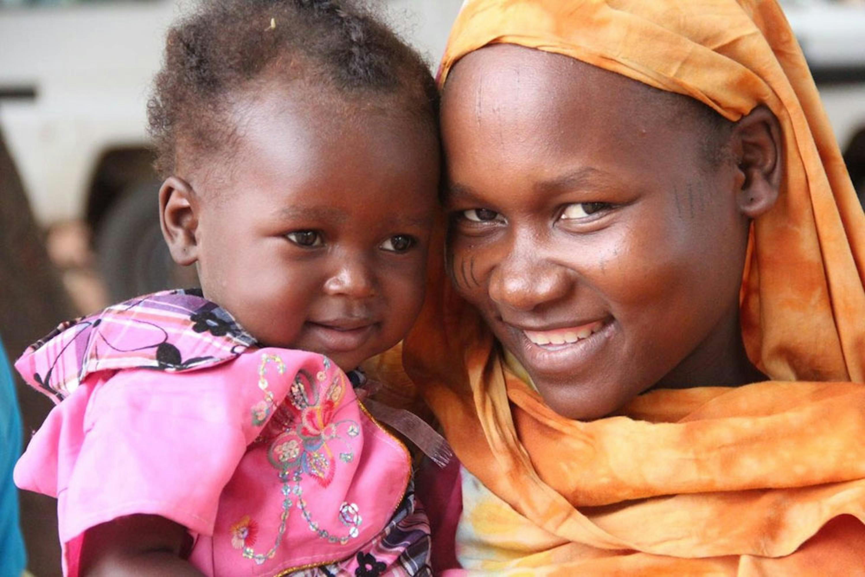 Ideita Kaltouma (23 anni) con Hanane, 1 anno: il piccolo sta per ricevere il vaccino antipolio nell'ambulatorio del suo villaggio, nel sud-ovest del Ciad - ©UNICEF/PFPG2015-2575/Nangyo