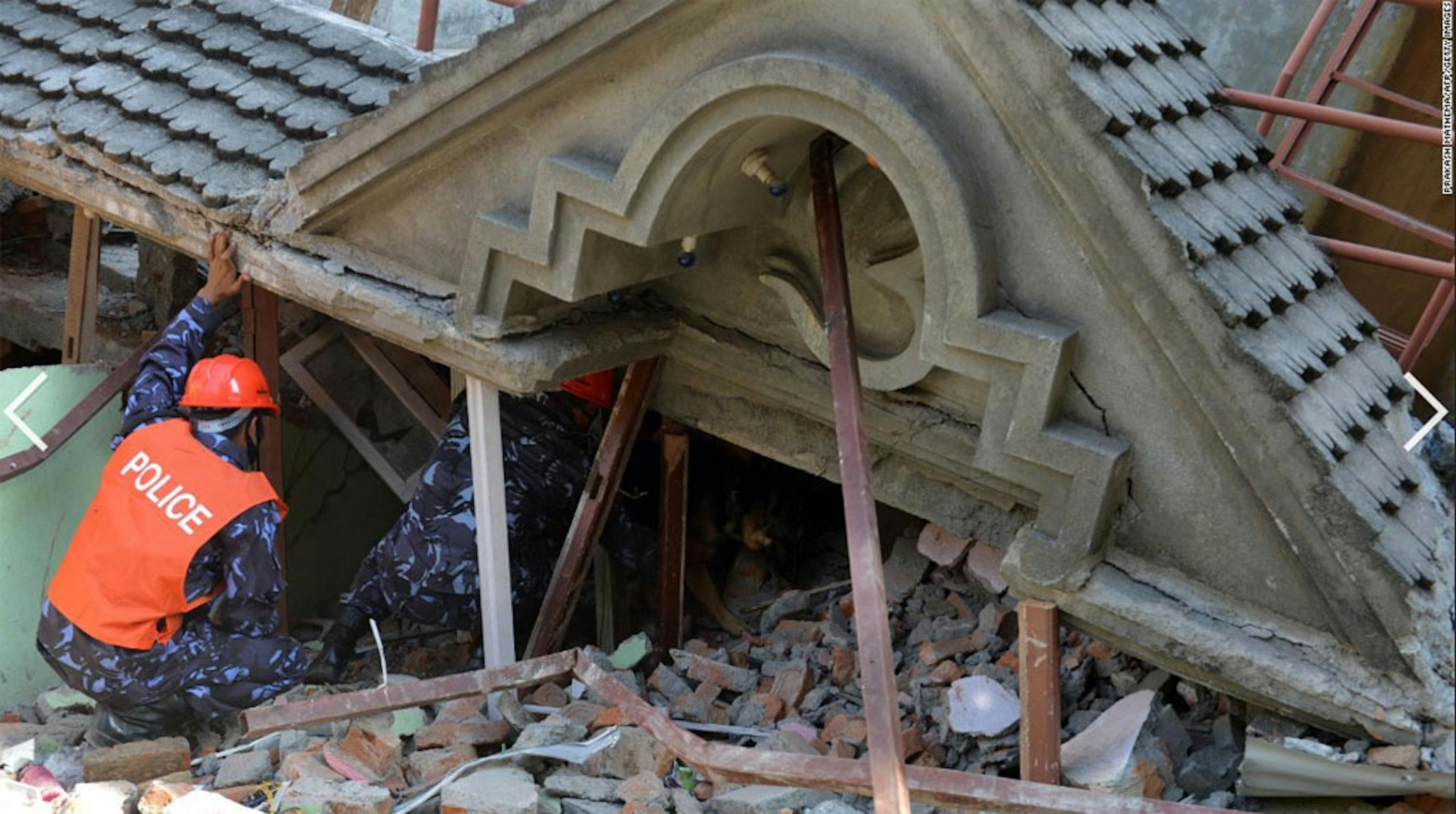 Nuovi crolli a Kathmandu dopo la scossa del 12 maggio - ©Prakash Mathema/AFP/Getty Images